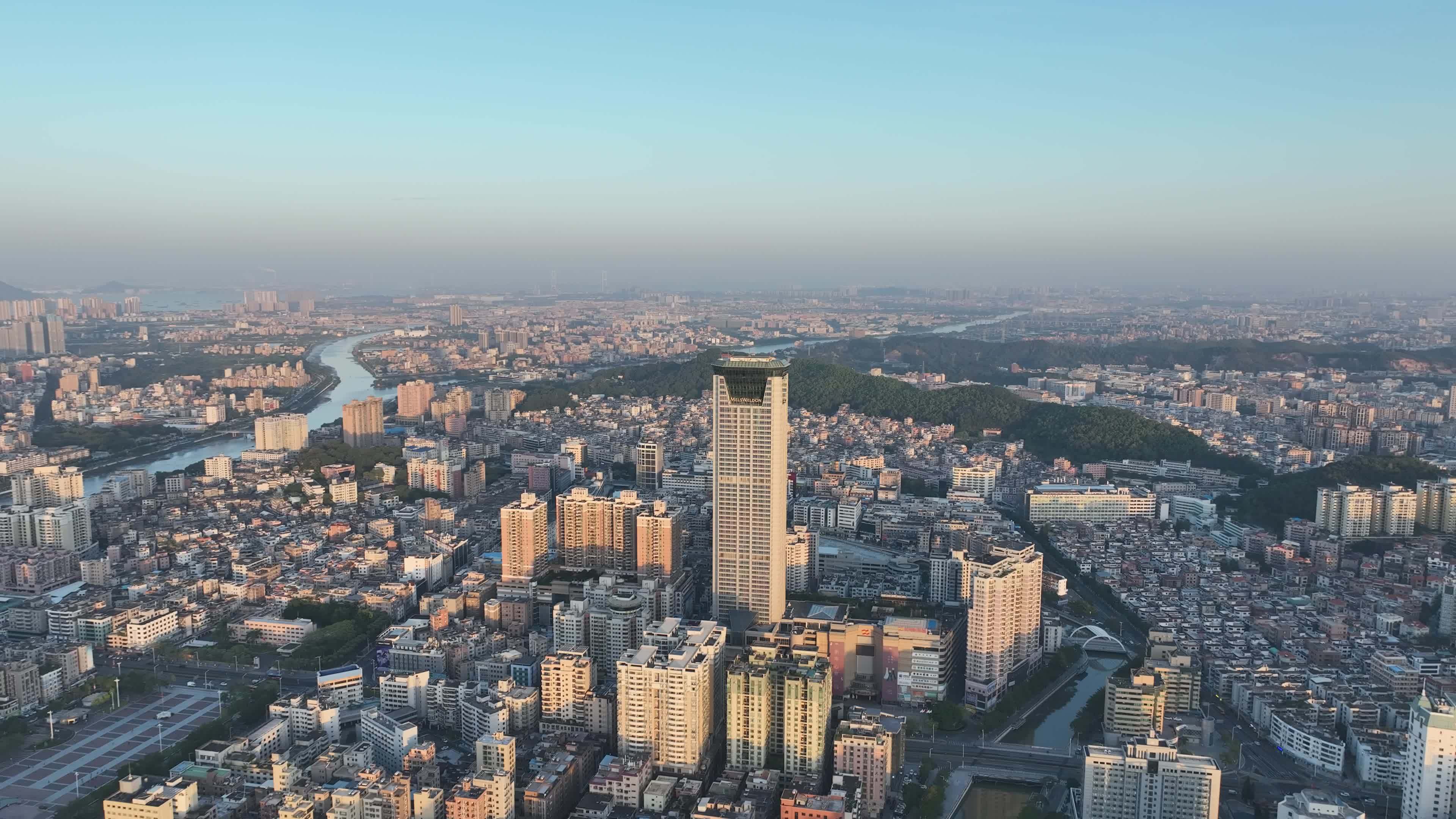 东莞虎门航拍虎门镇城市建筑风光黄河时装城视频素材画面2