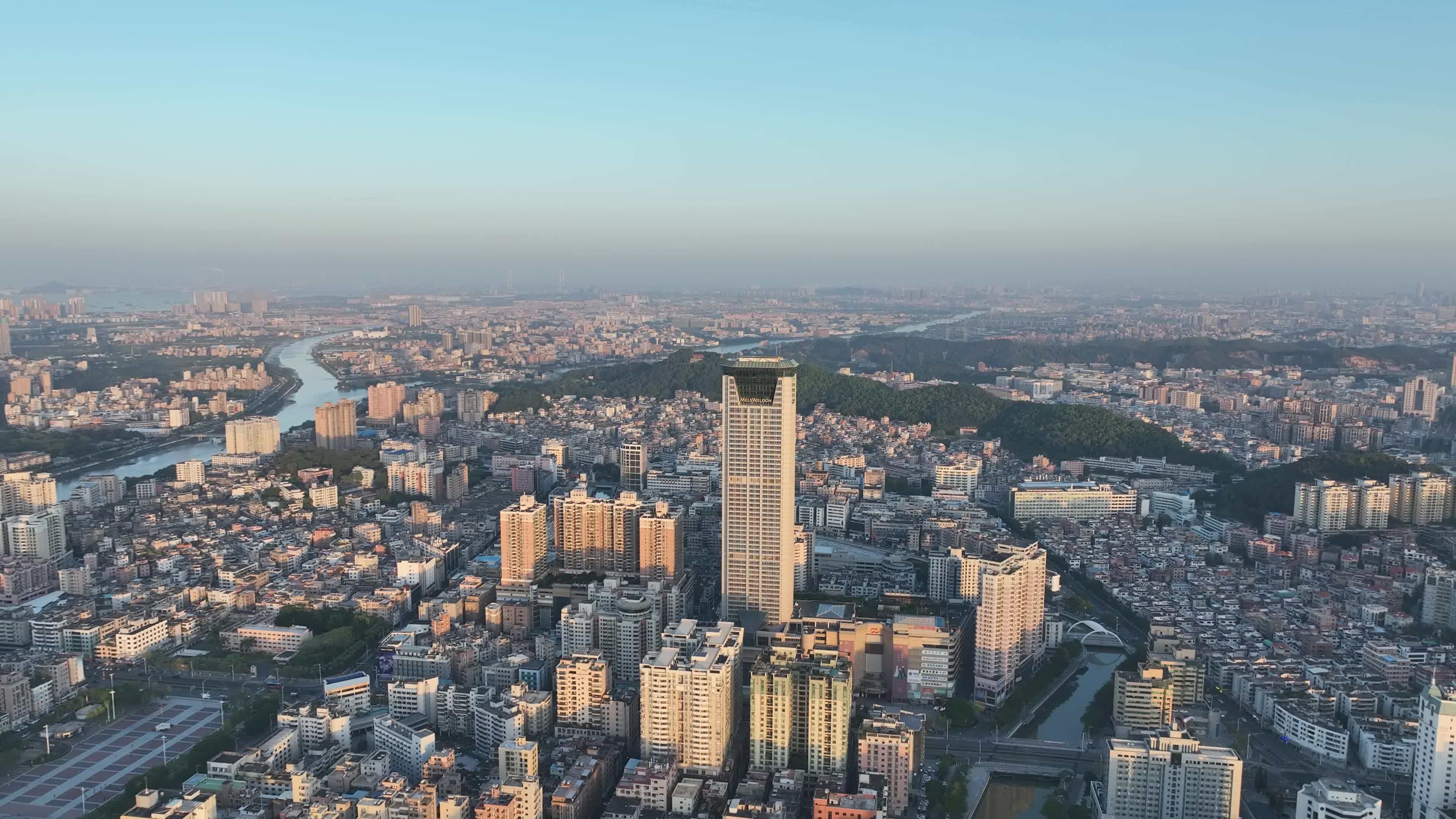 东莞虎门航拍虎门镇城市建筑风光黄河时装城视频素材画面4