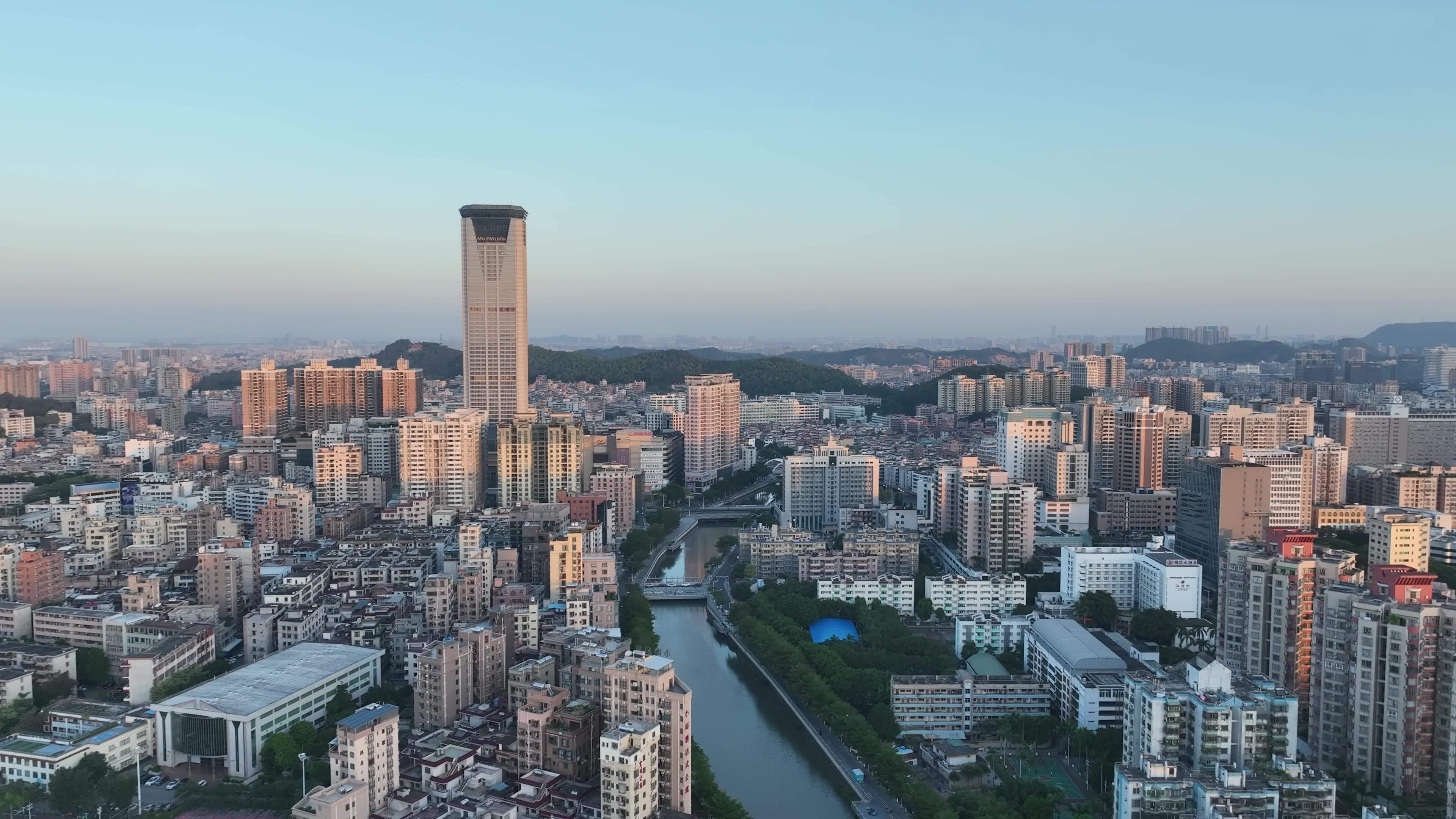 东莞虎门航拍虎门镇城市建筑风光黄河时装城视频素材画面1