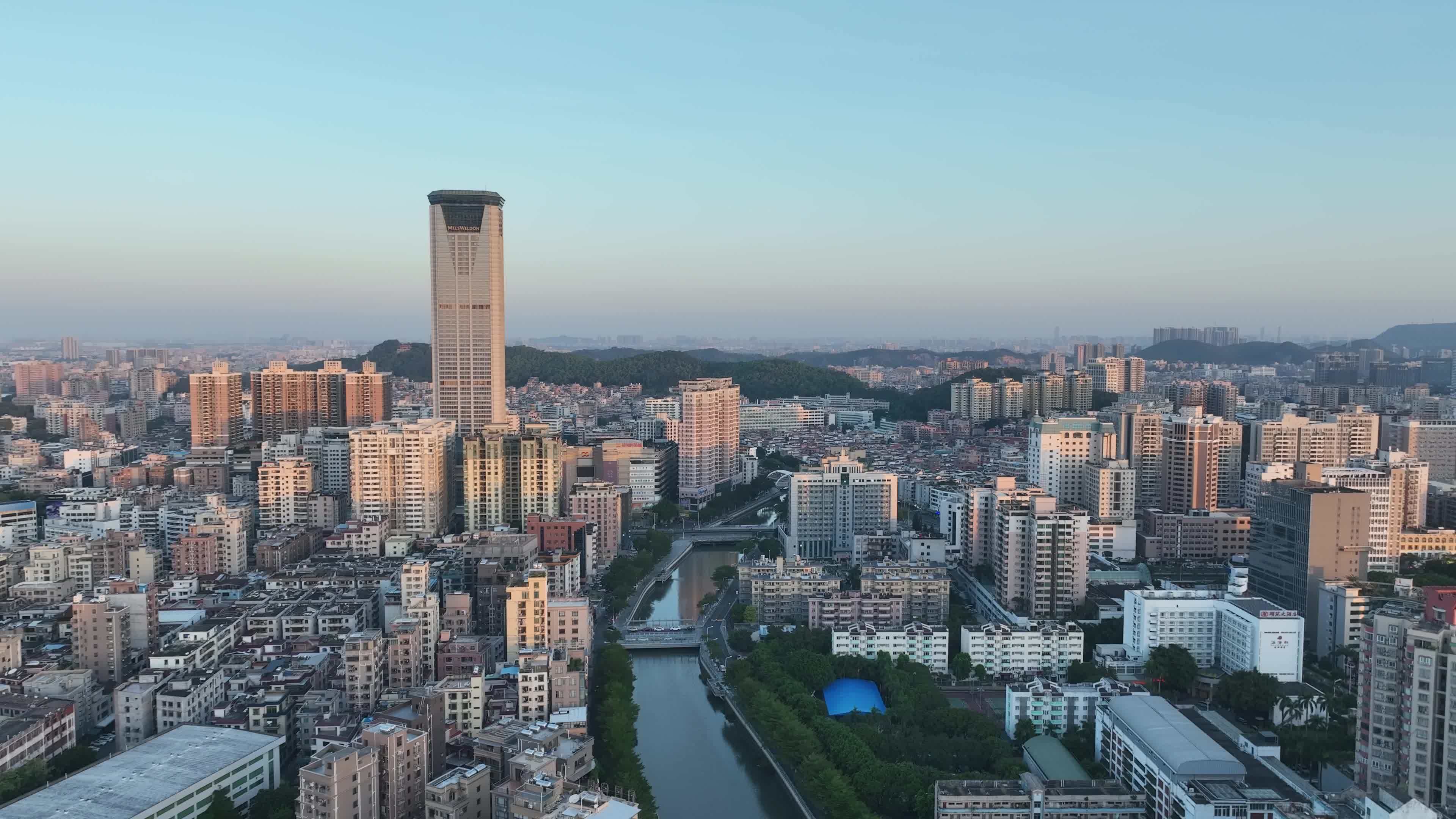 东莞虎门航拍虎门镇城市建筑风光黄河时装城视频素材画面4