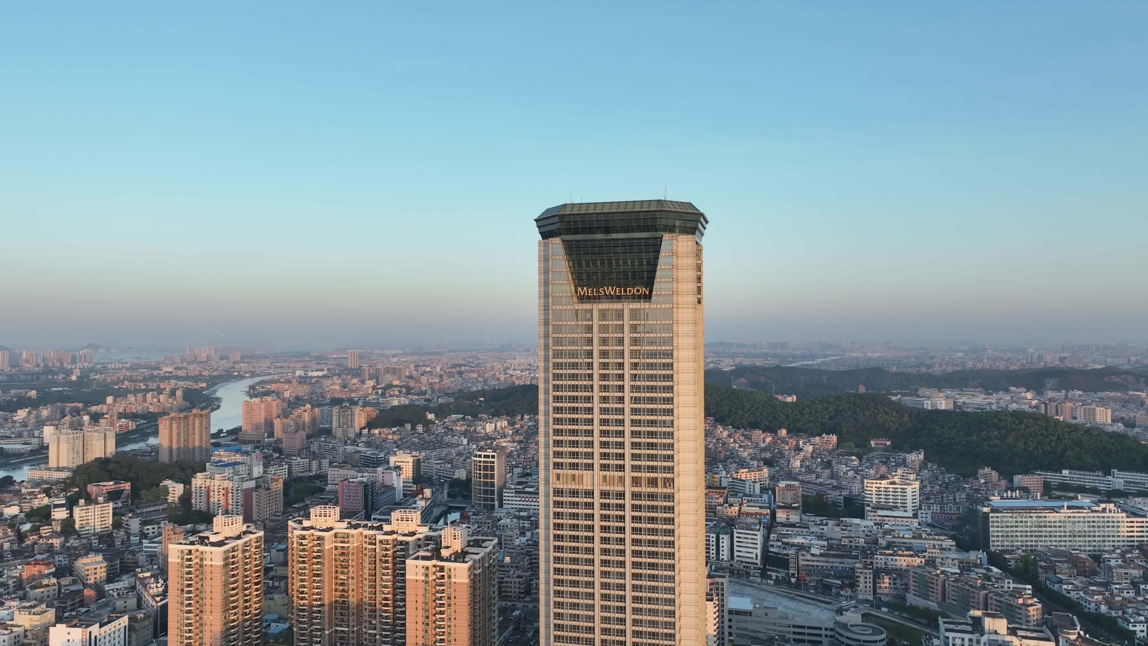 东莞虎门航拍虎门镇城市建筑风光黄河时装城视频素材画面2