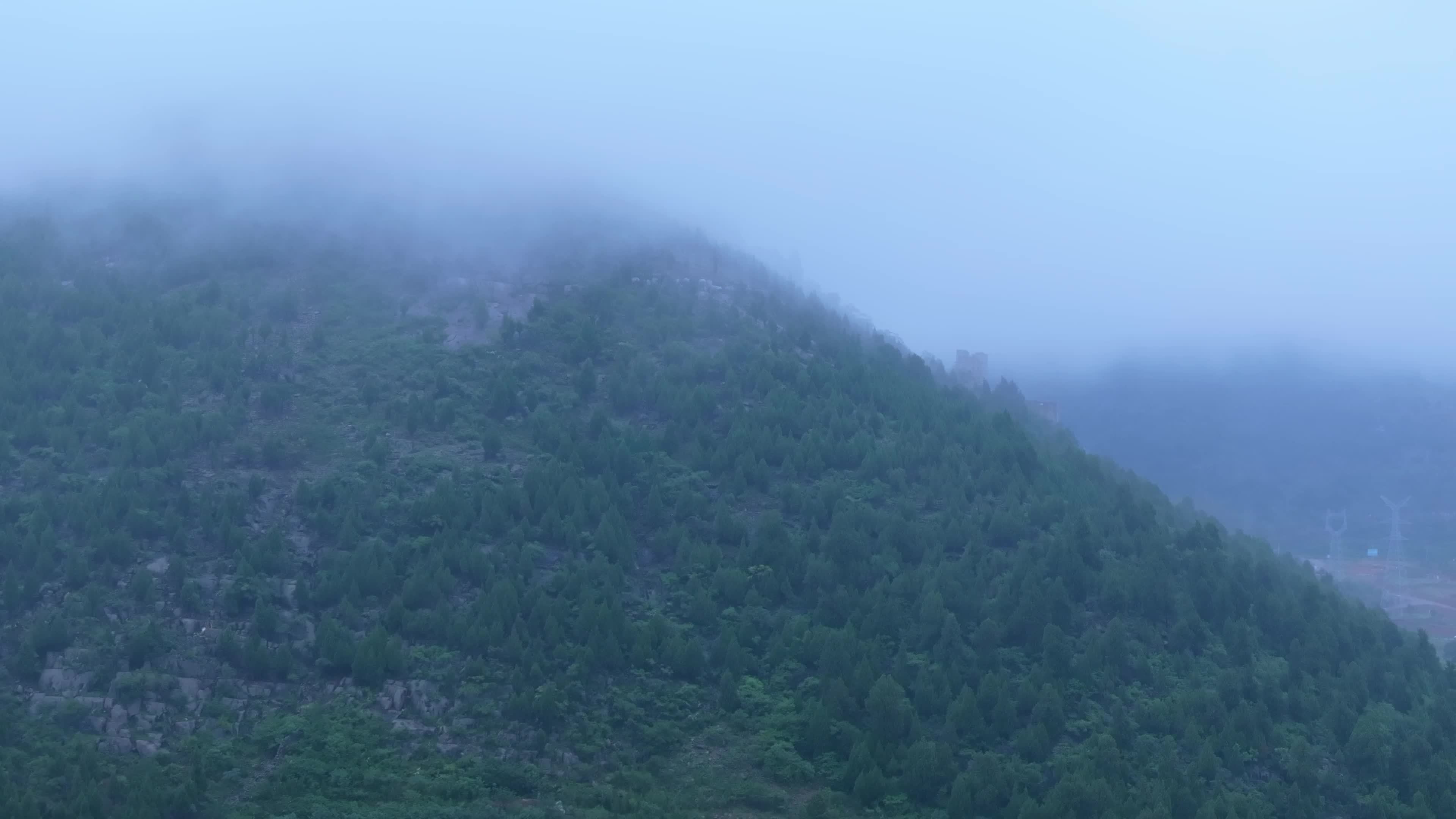 航拍枣庄陶庄镇千山头青华阁云雾缭绕视频素材画面2