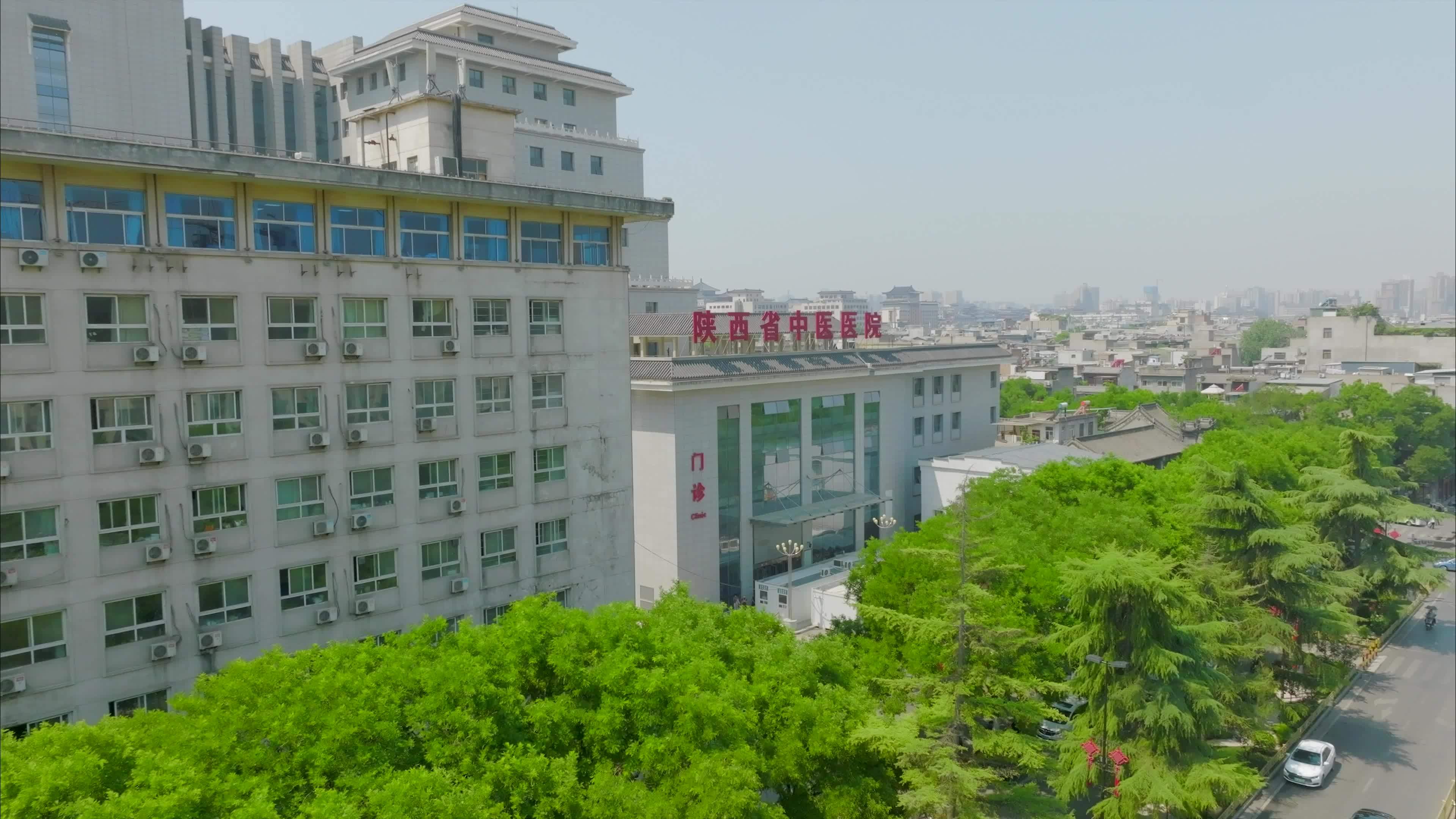 航拍陕西省中医医院多角度西安西华门回民街视频素材画面3