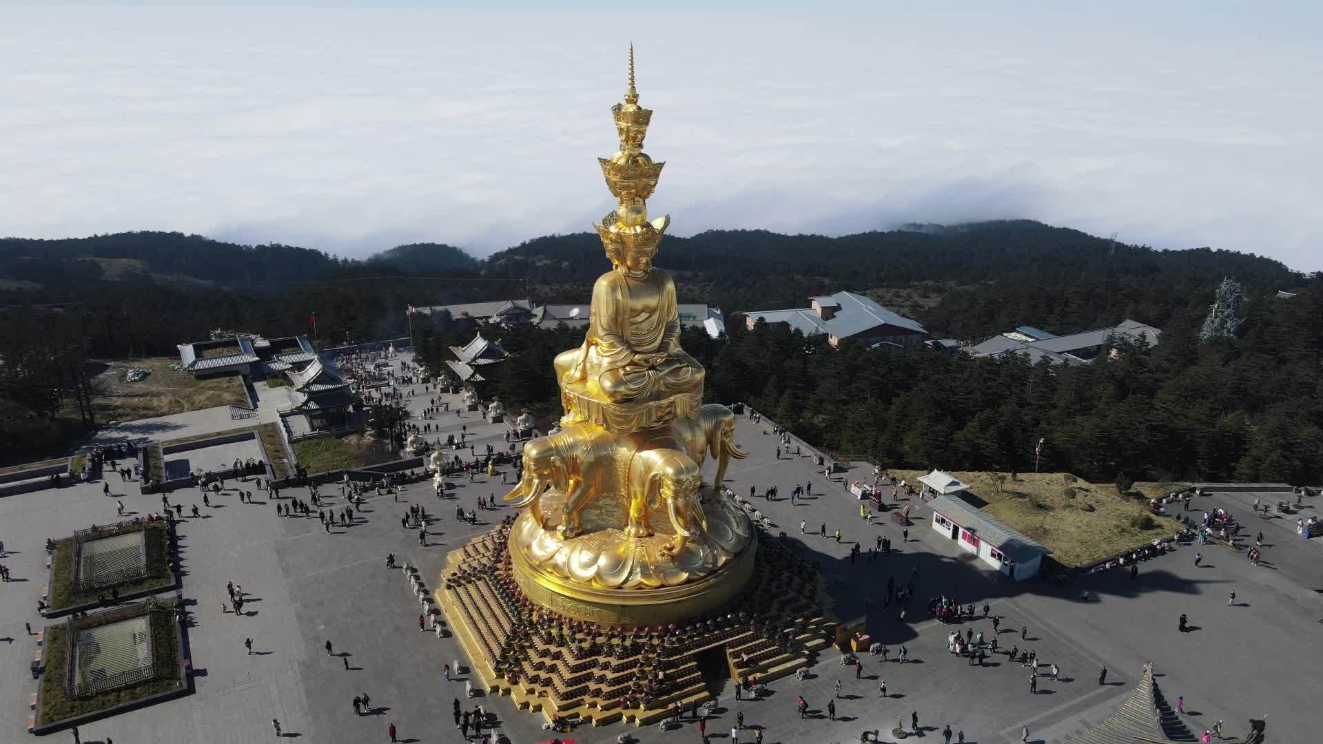 峨眉山金顶菩萨航拍视频素材画面1