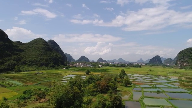 阳光明媚下的田园风光视频素材