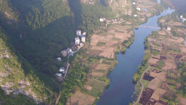 高空俯视下遇龙河畔田园风光视频素材