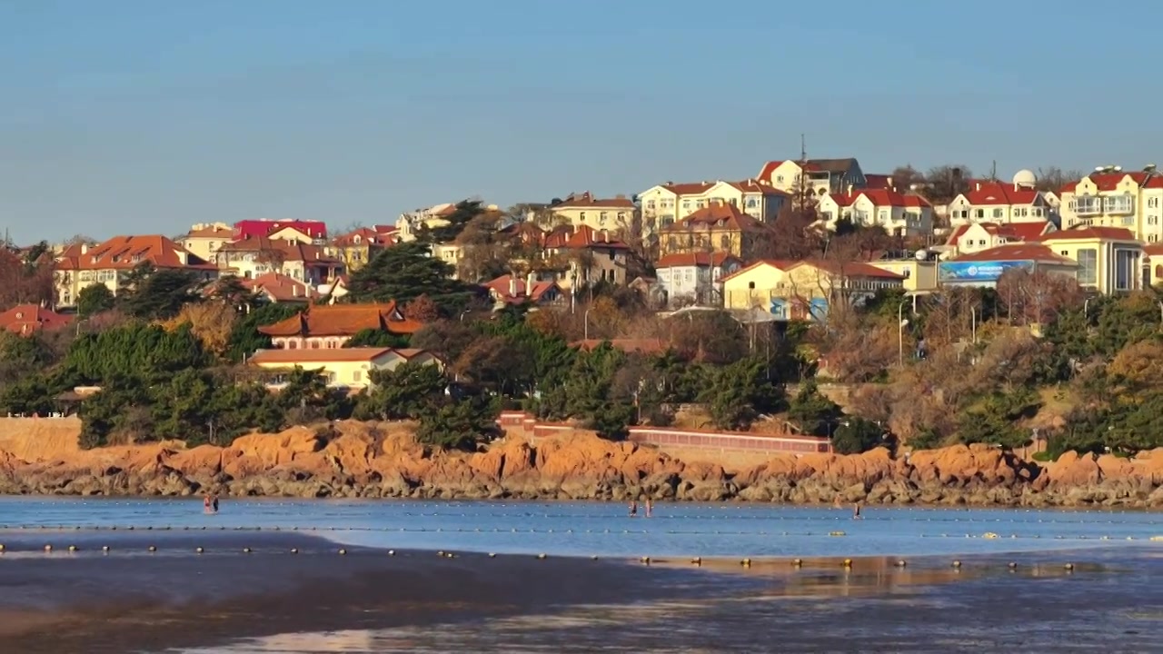 日出时刻金色海岸线 青岛小鱼山俯瞰老城视频素材画面3
