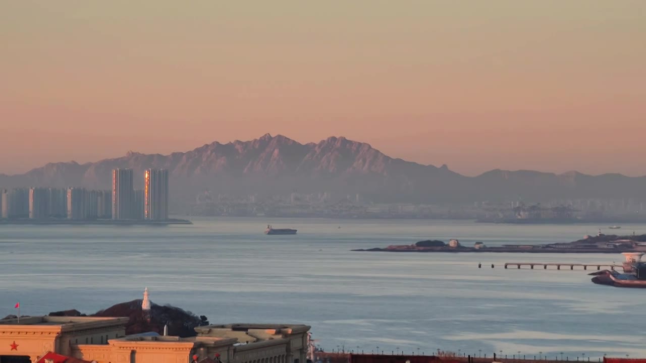 日出时刻金色海岸线 青岛小鱼山俯瞰老城视频素材画面1