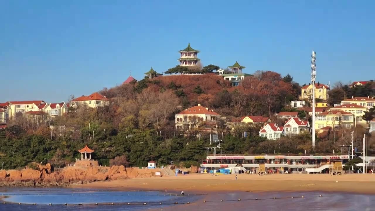 日出时刻金色海岸线 青岛小鱼山俯瞰老城视频素材画面1