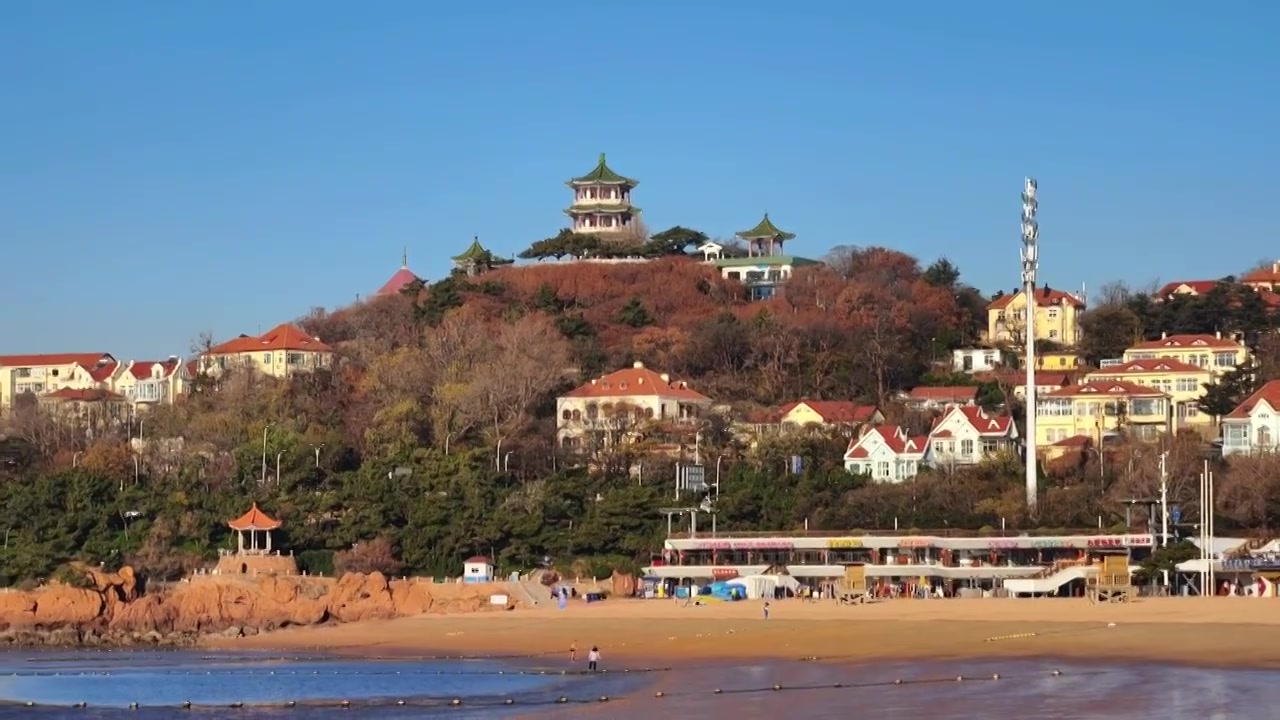 日出时刻金色海岸线 青岛小鱼山俯瞰老城视频素材画面3