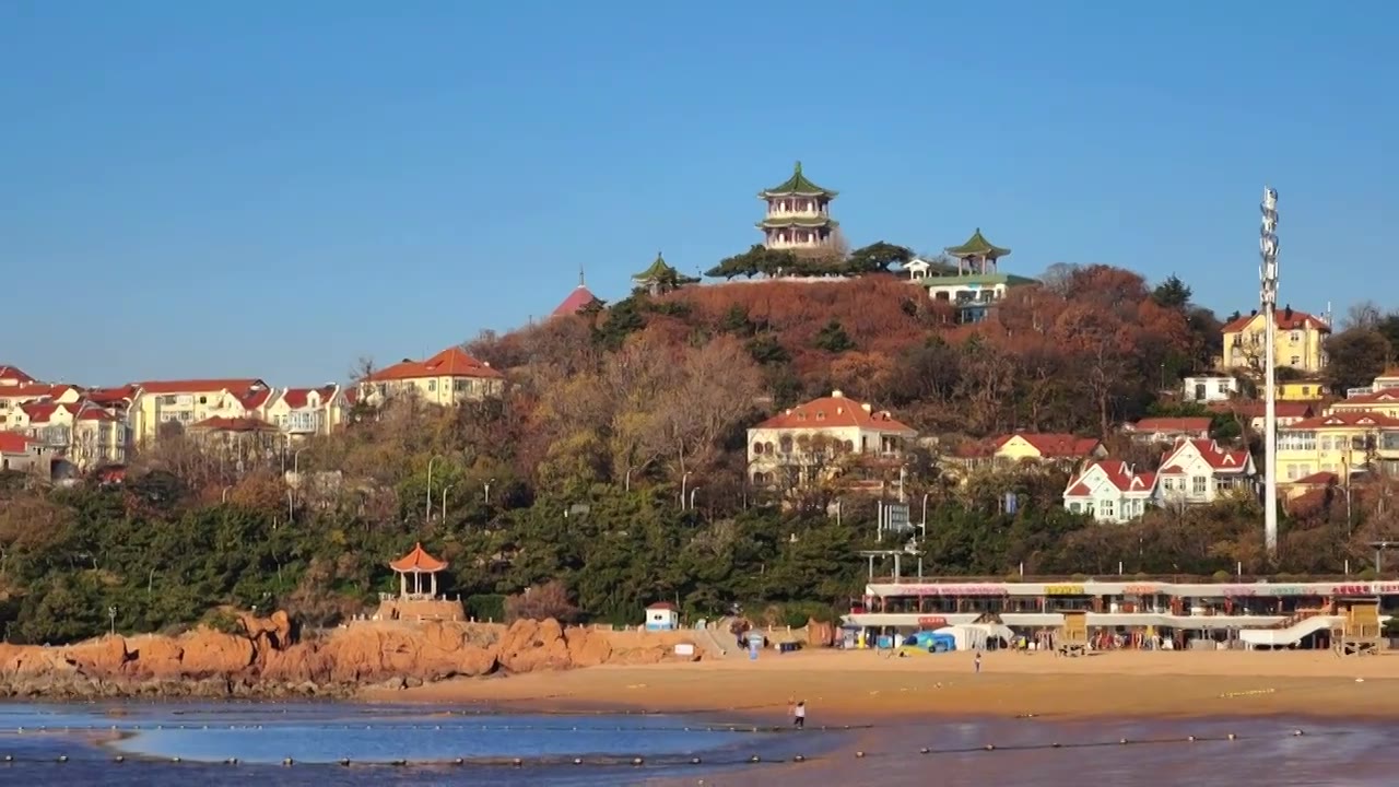 日出时刻金色海岸线 青岛小鱼山俯瞰老城视频素材画面4