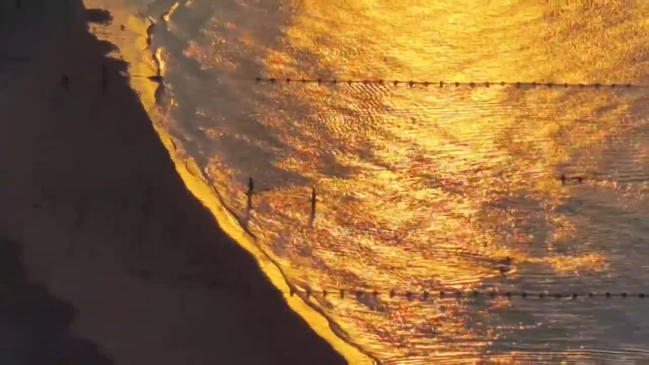 日出时刻金色海岸线 青岛小鱼山俯瞰老城视频素材画面1