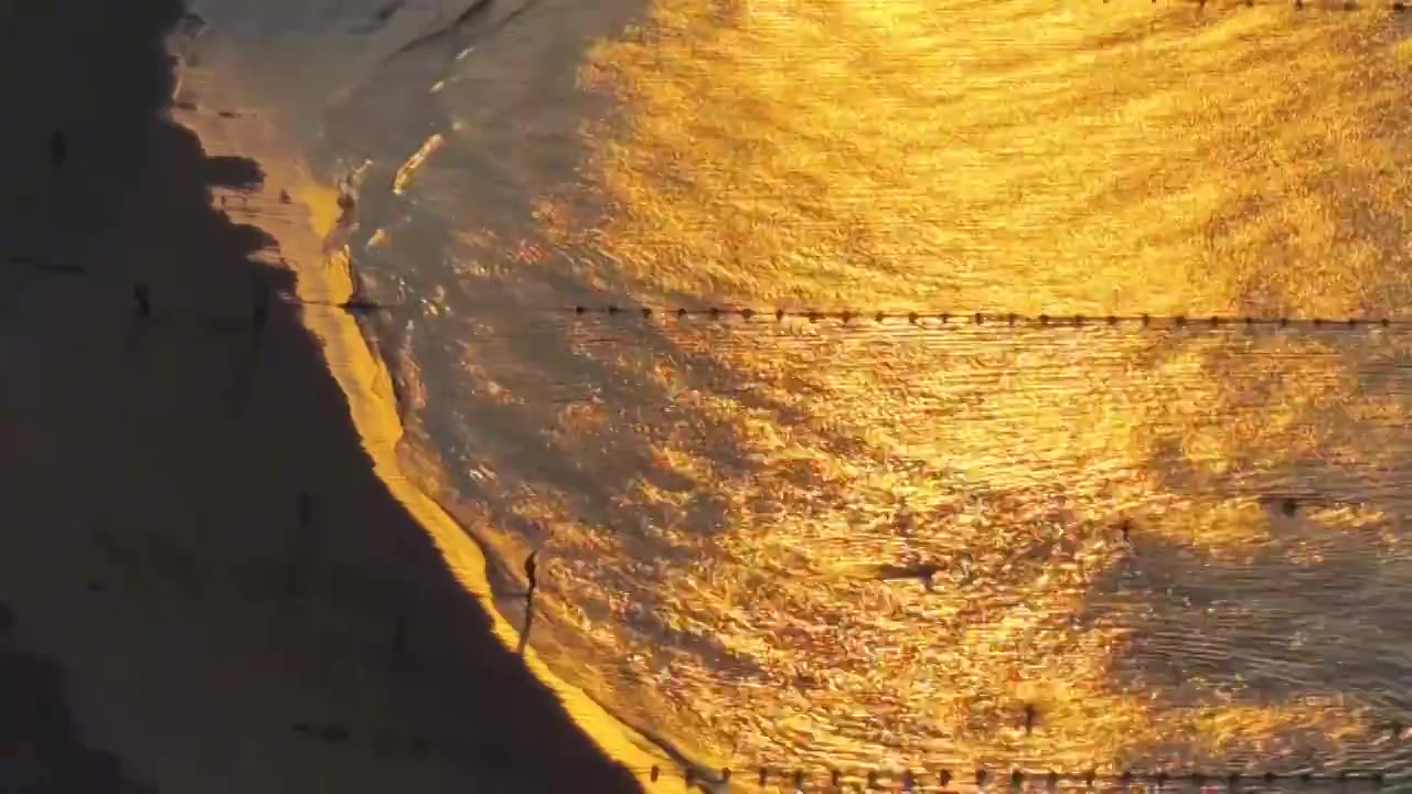 日出时刻金色海岸线 青岛小鱼山俯瞰老城视频素材画面4