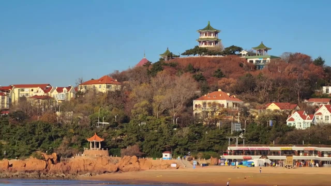 日出时刻金色海岸线 青岛小鱼山俯瞰老城视频素材画面1