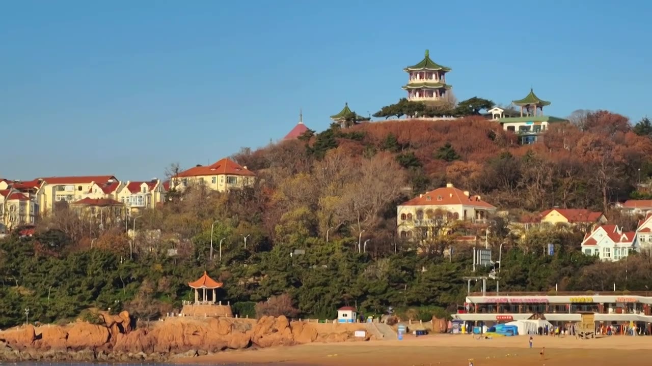 日出时刻金色海岸线 青岛小鱼山俯瞰老城视频素材画面4