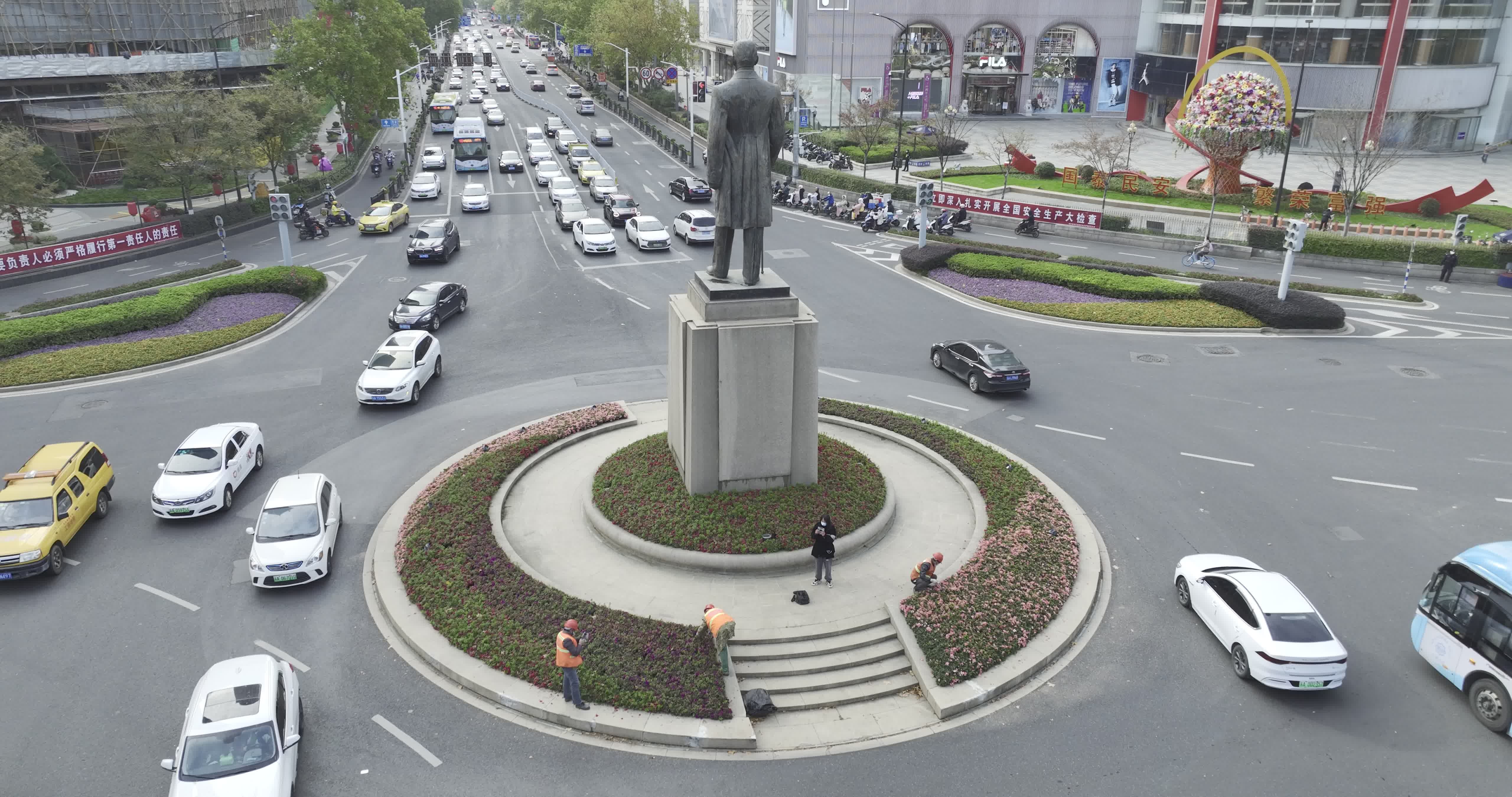 航拍南京新街口孙中山像视频素材画面1