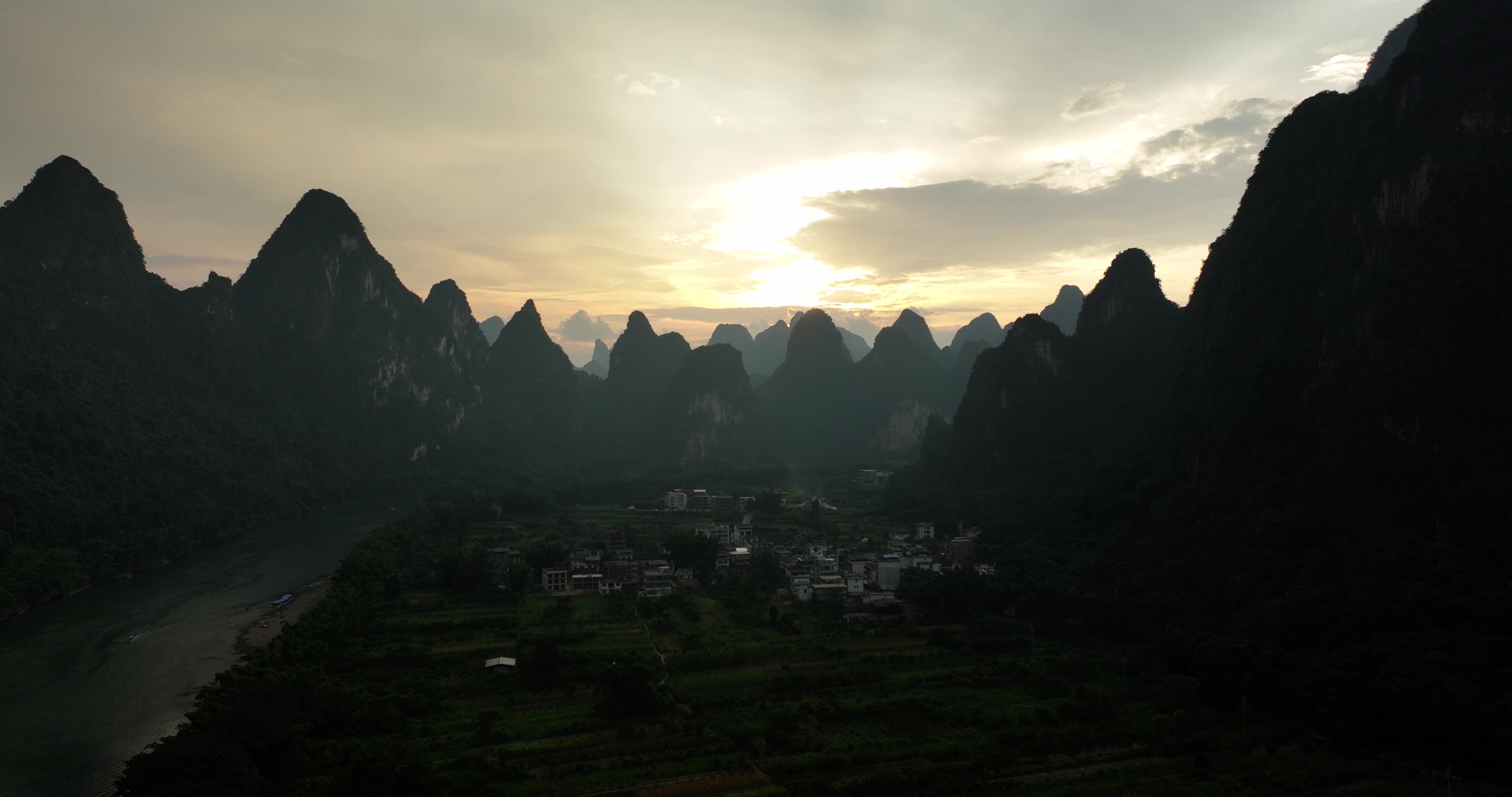 桂林 阳朔 九马画山 自然风光 日落视频素材画面2