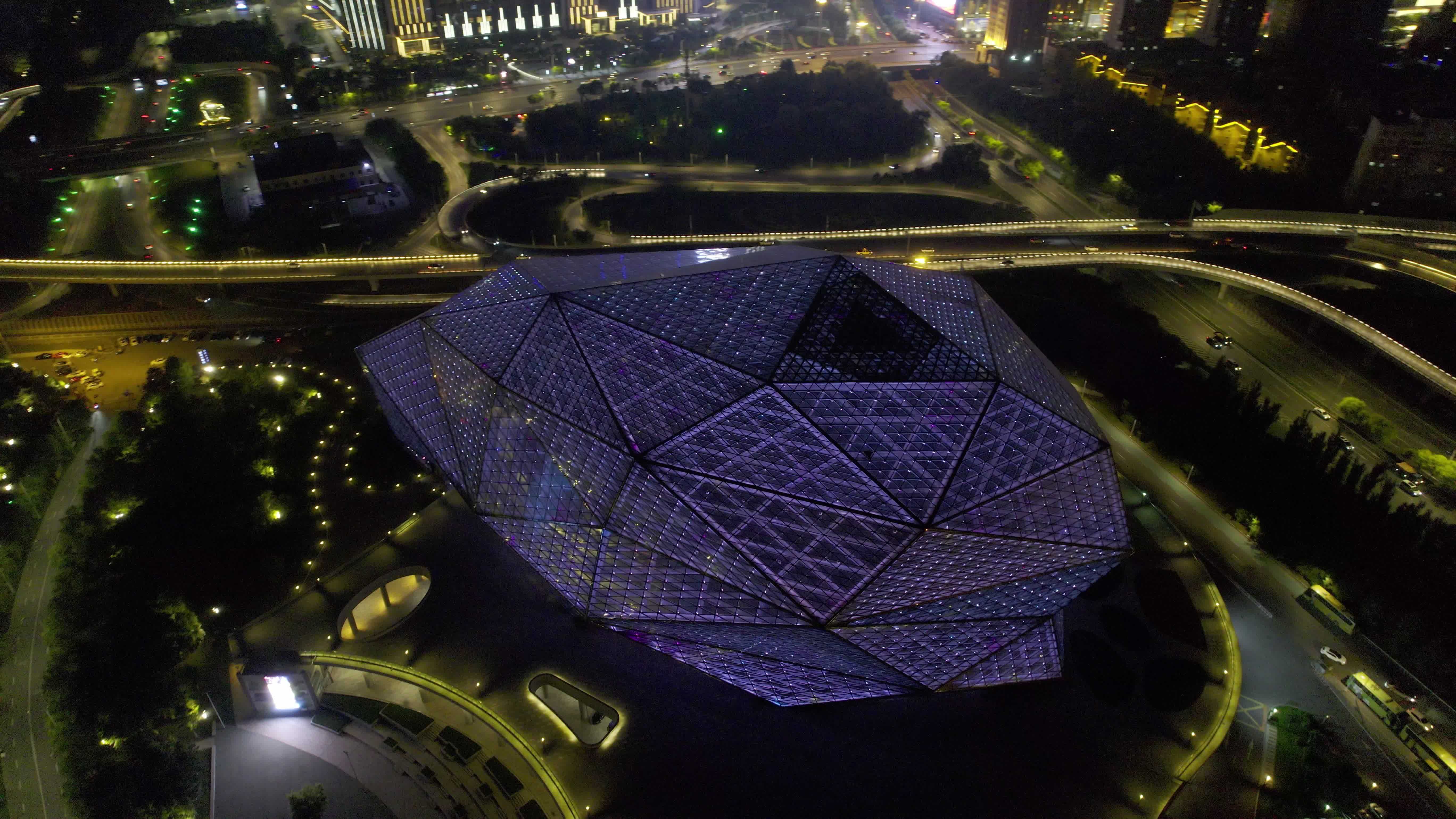 5.4K-盛京大剧院夜景航拍视频素材画面1