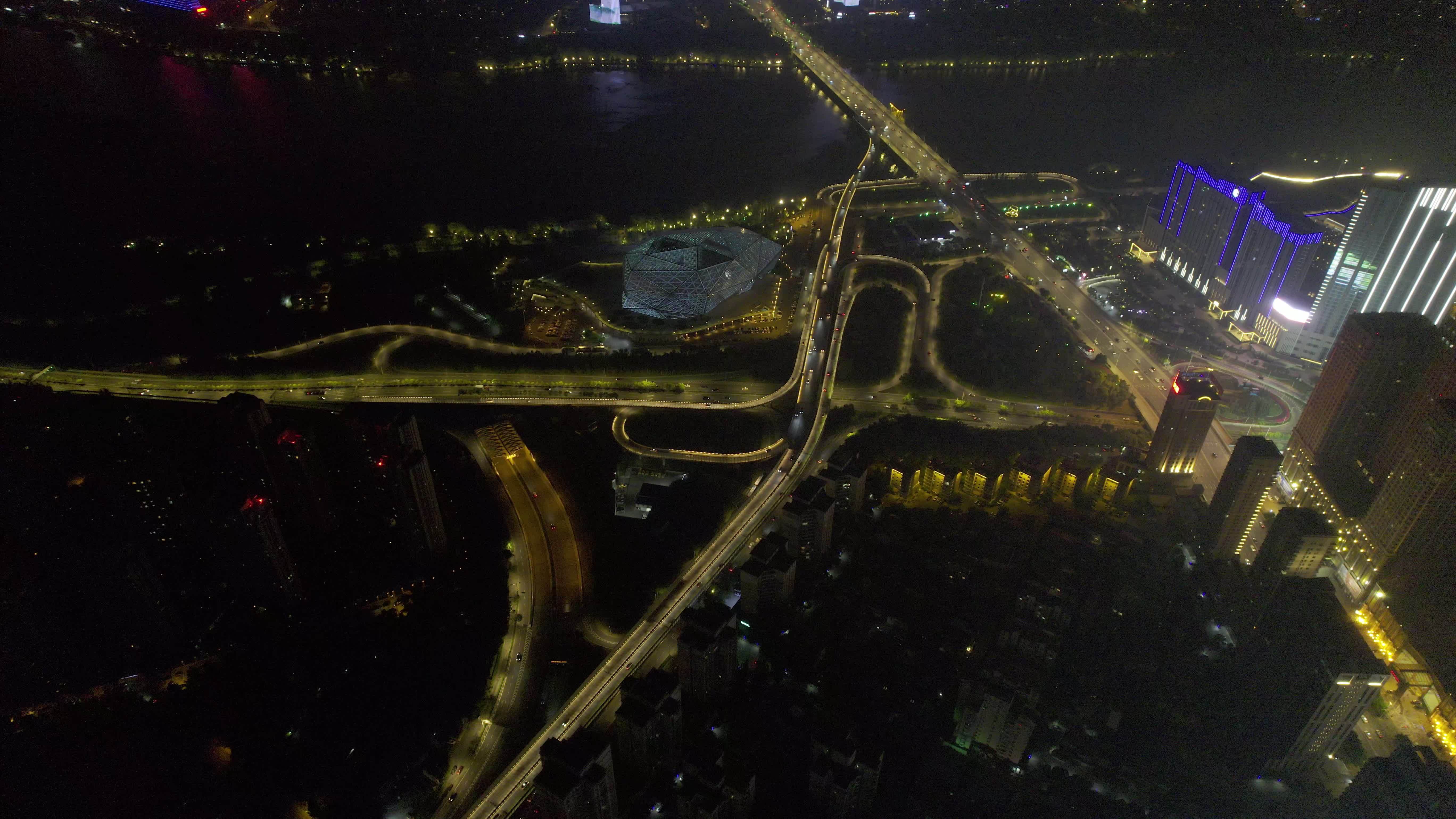 5.4K盛京大剧院立交桥夜景航拍视频素材画面1