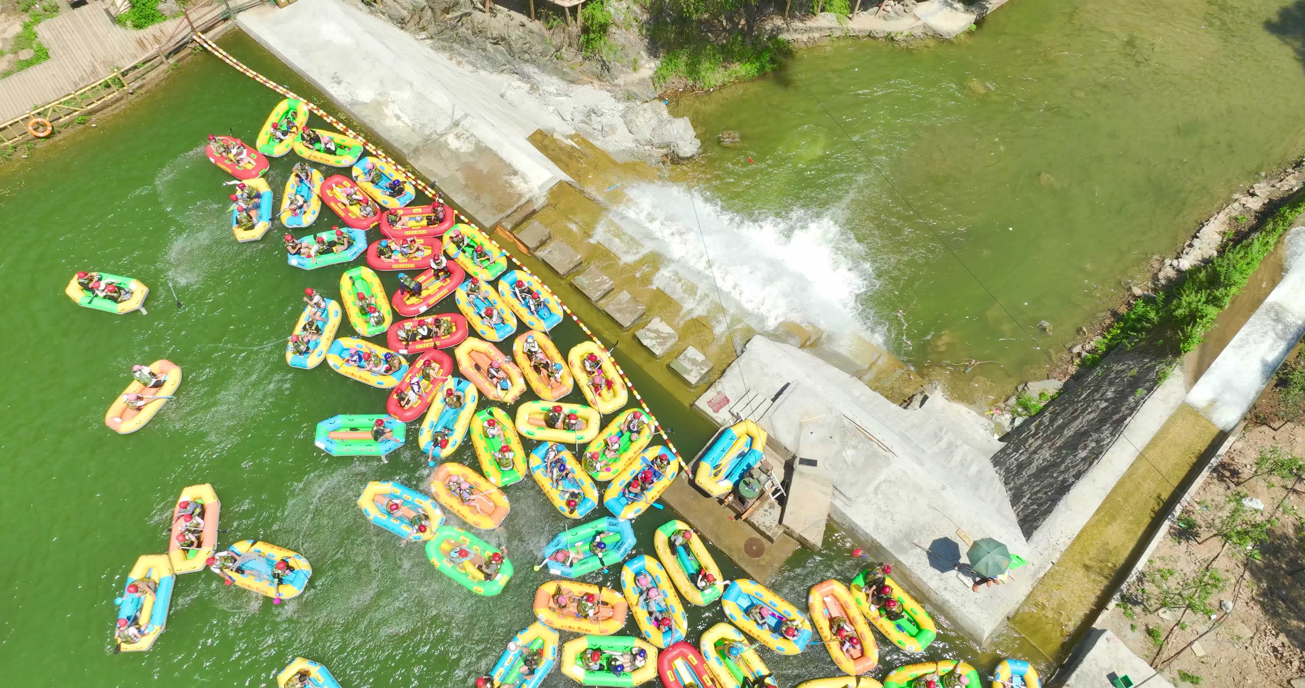 豫西大峡谷漂流打水仗航拍视频素材画面3