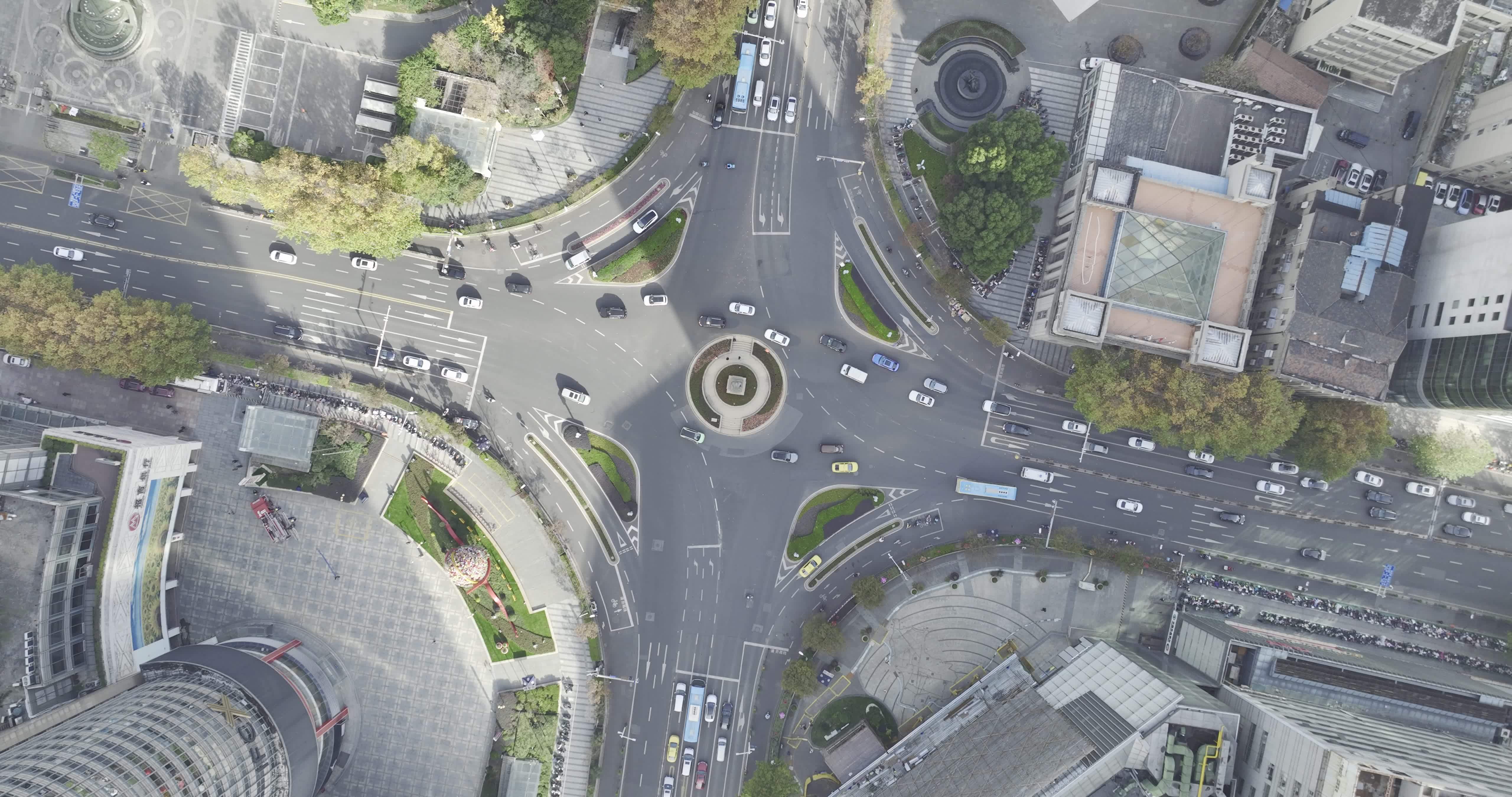 航拍南京新街口路口城市空镜-HLG视频素材画面1