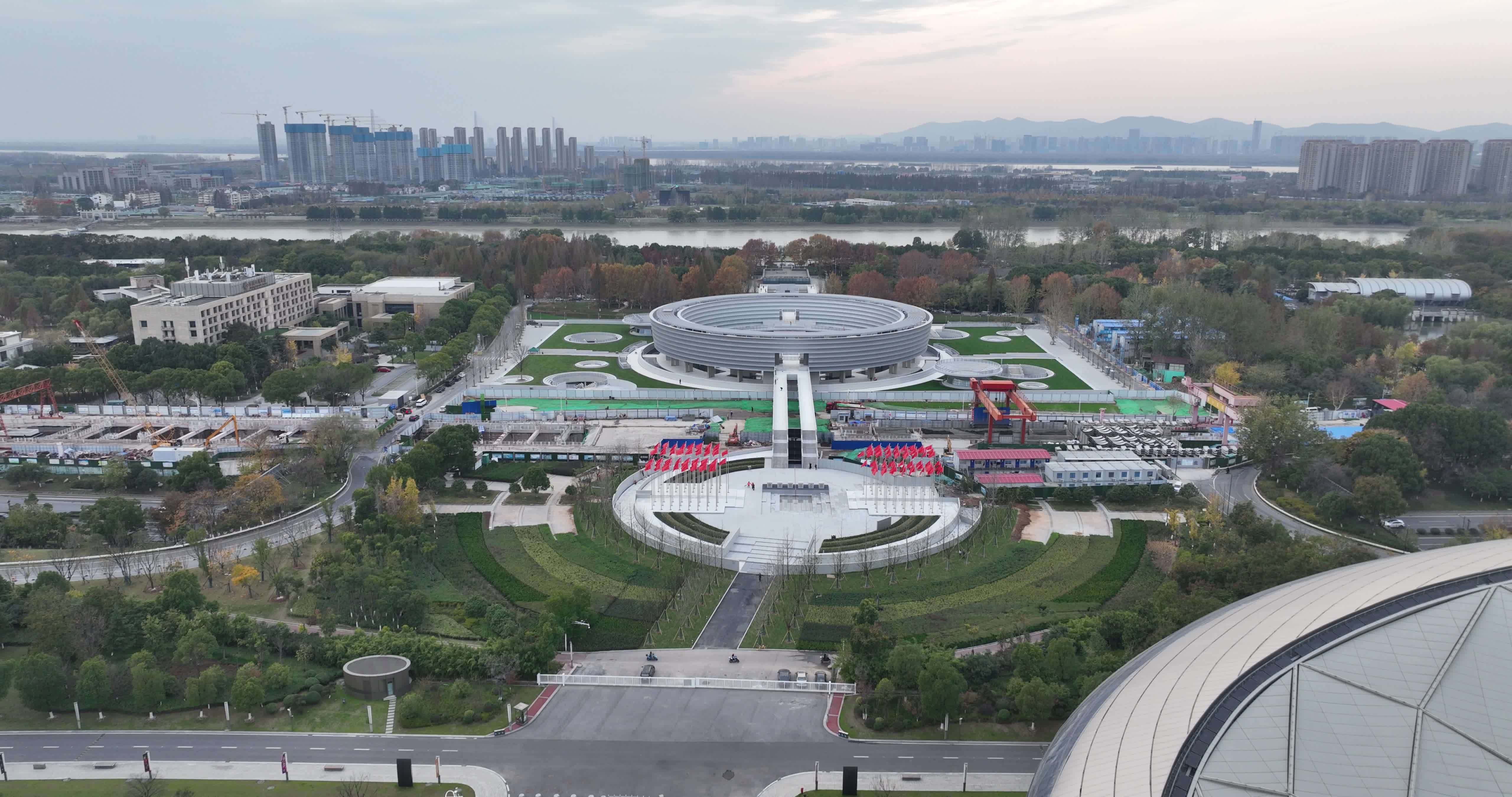 航拍南京滨江公园建筑（御3哈苏色彩）视频素材画面1