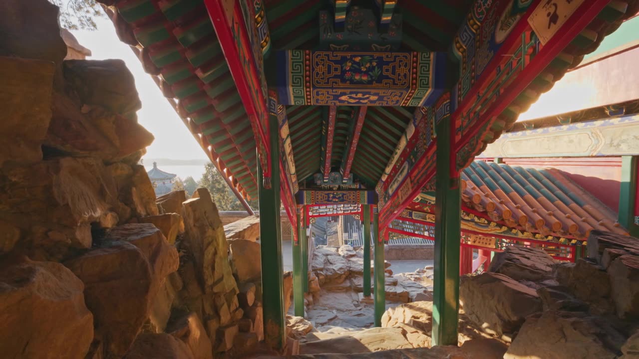 北京颐和园万寿山假山游廊清晨光影视频素材画面1