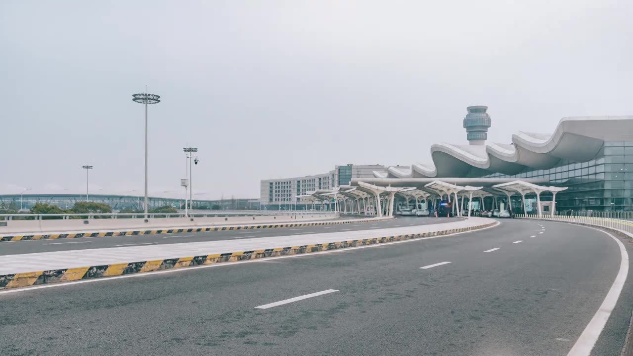 江苏南京禄口机场外景车流延时摄影视频素材画面1