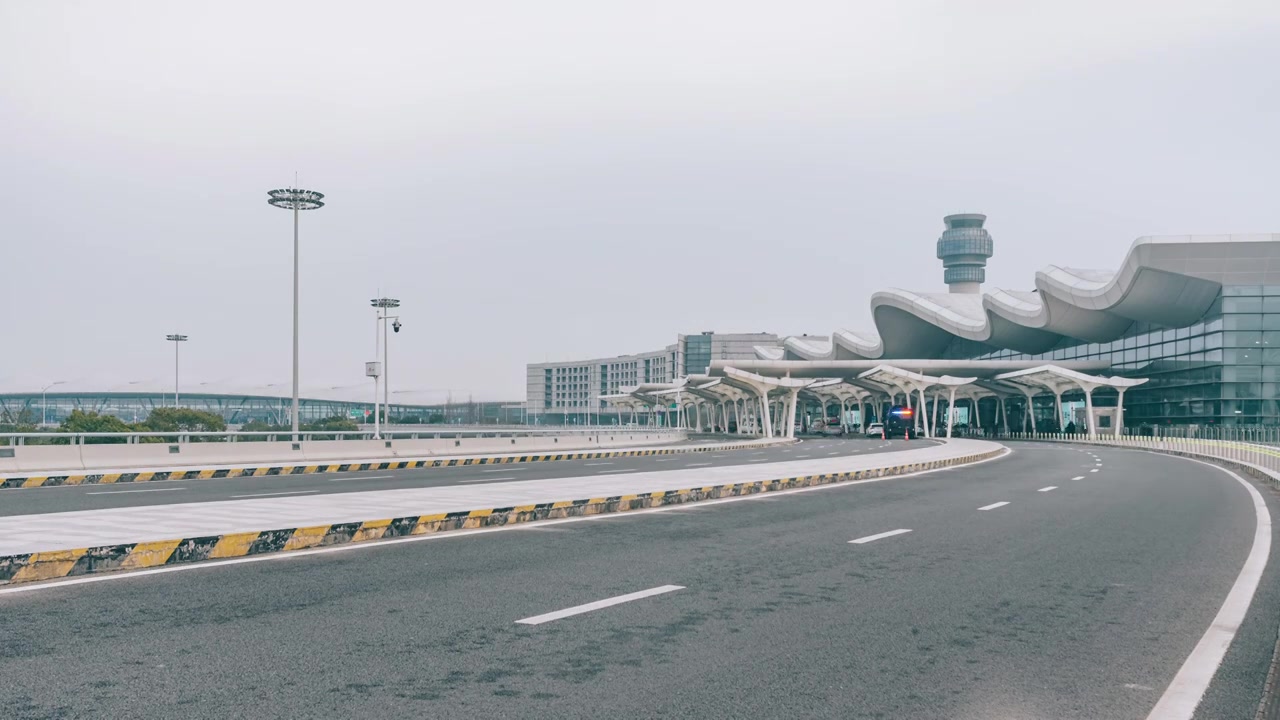 江苏南京禄口机场外景车流延时摄影视频素材画面4