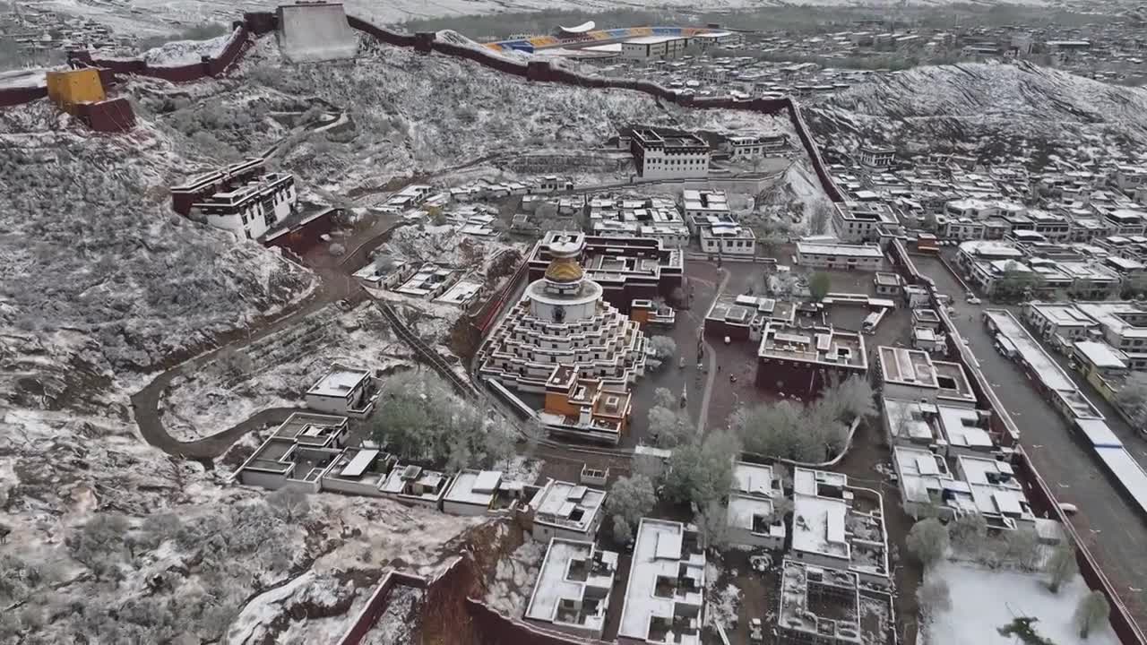 西藏江孜白居寺航拍雪景视频素材画面1