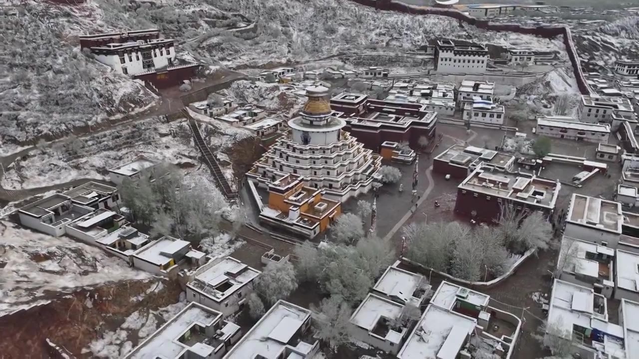 西藏江孜白居寺航拍雪景视频素材画面3