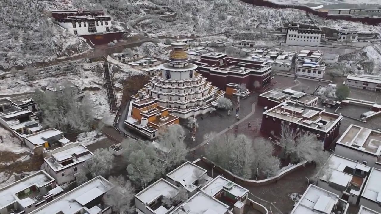 西藏江孜白居寺航拍雪景视频素材画面4
