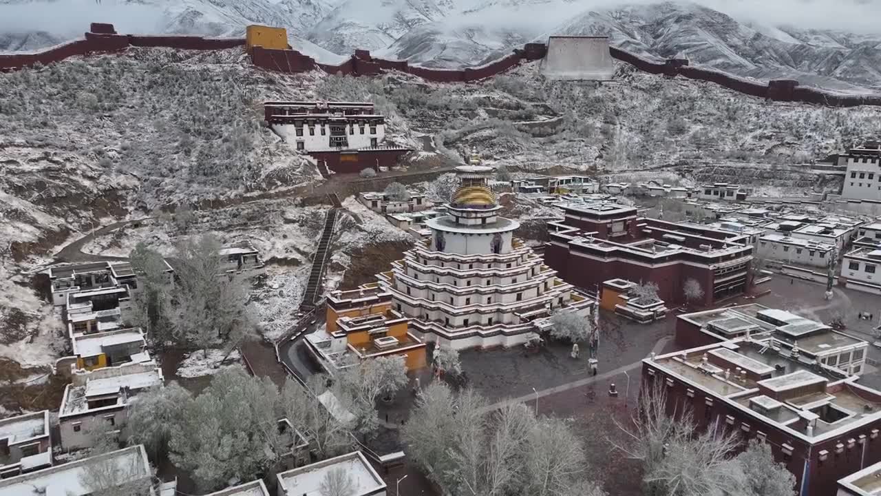 西藏江孜白居寺雪景视频素材画面1