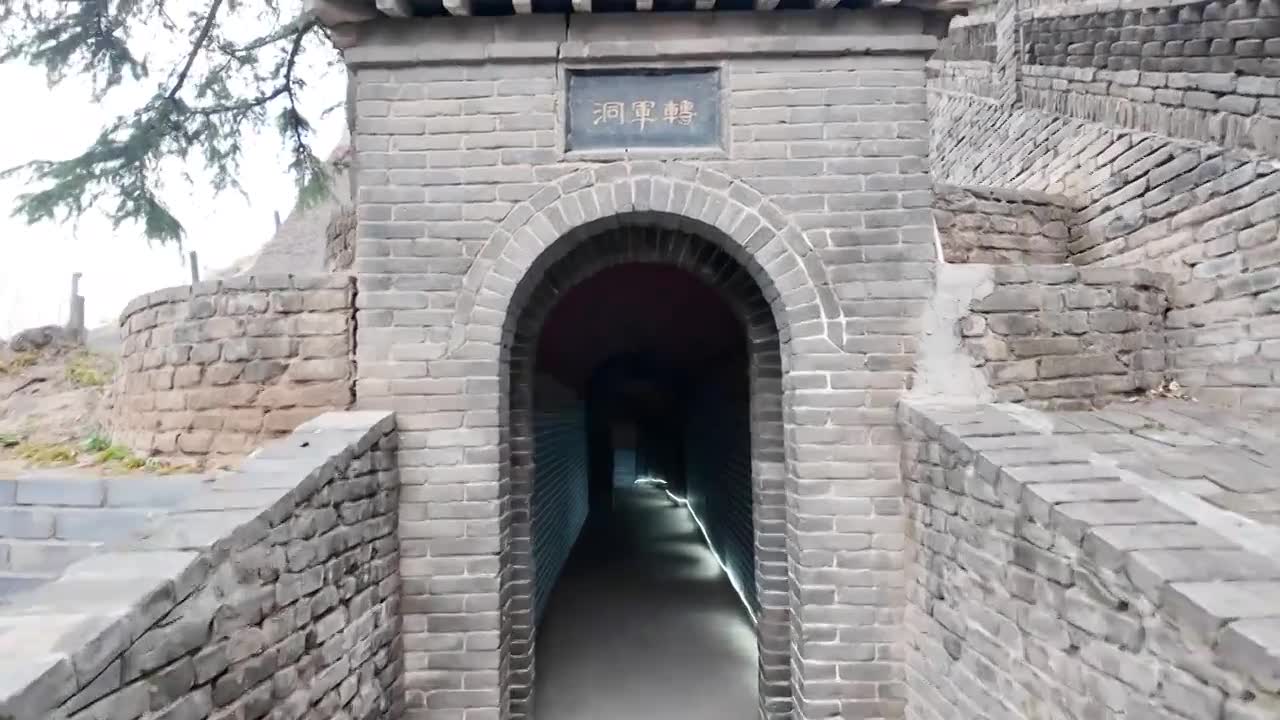 铜雀台转军洞，连接邺城内外用于军事的地下通道，曹操为让士兵经此洞循环出入，营造“兵马无数”的假象视频素材画面1