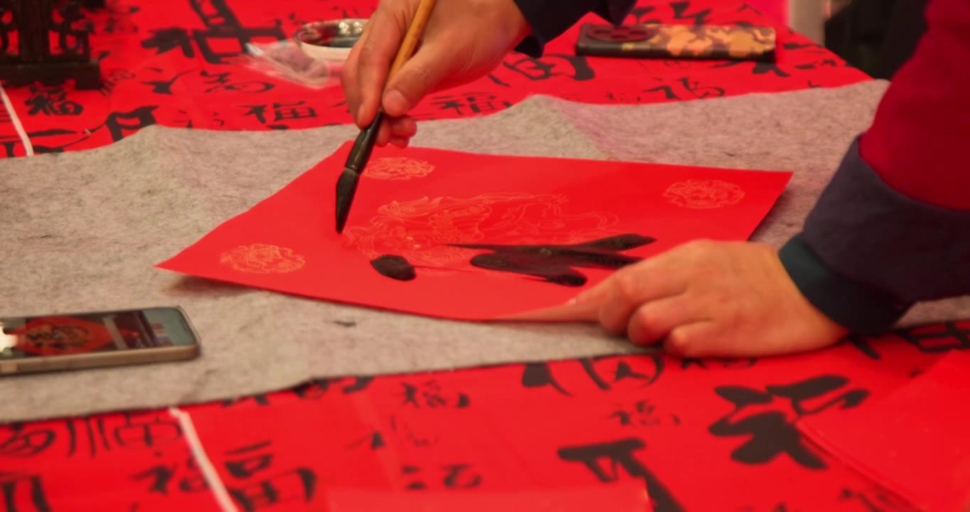 用毛笔写马年福字视频素材画面1