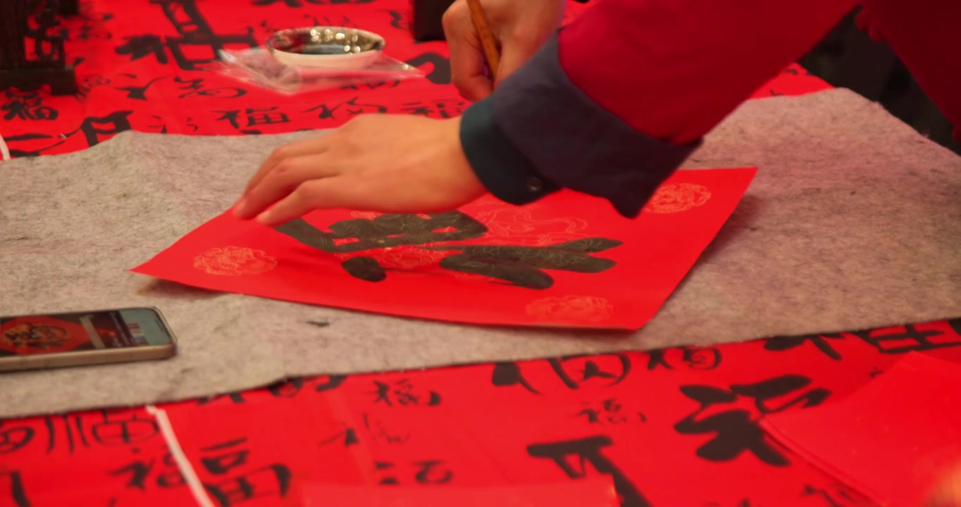 用毛笔写马年福字视频素材画面4