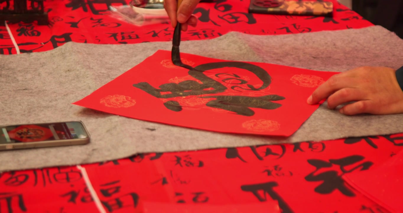 用毛笔写马年福字视频素材画面3
