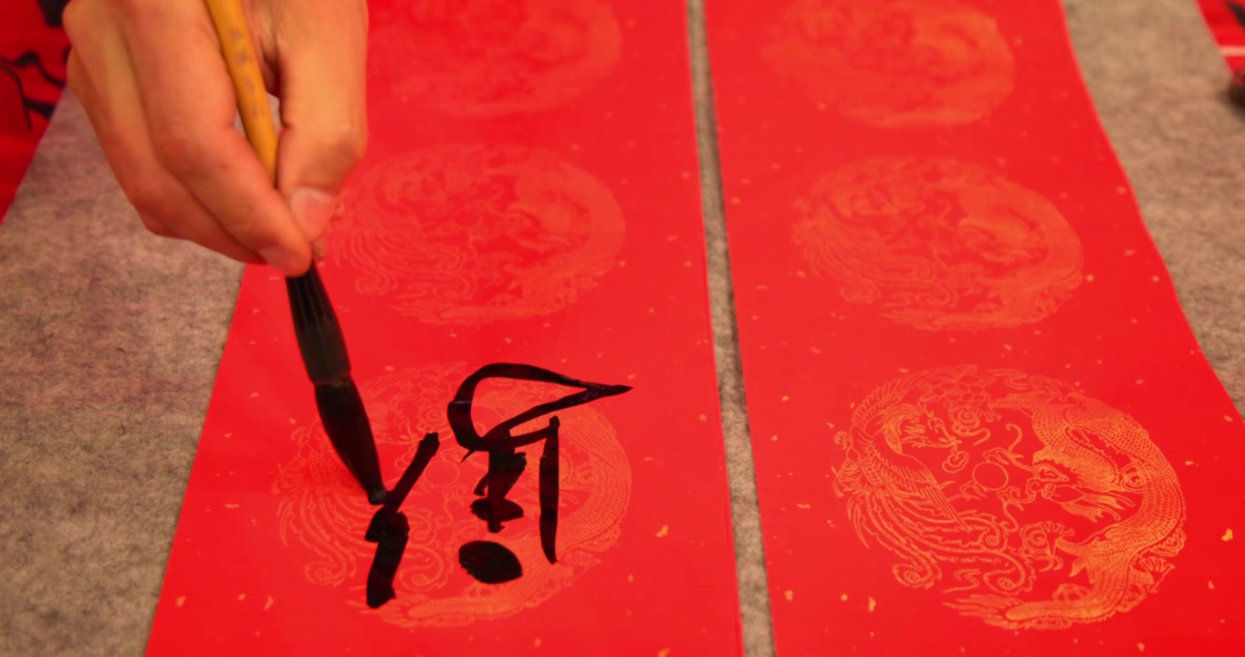 马年写春联骏马奔腾喜庆氛围写毛笔字慢动作视频素材画面3