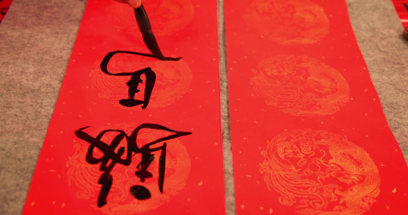 马年写春联骏马奔腾喜庆氛围写毛笔字慢动作视频素材画面3