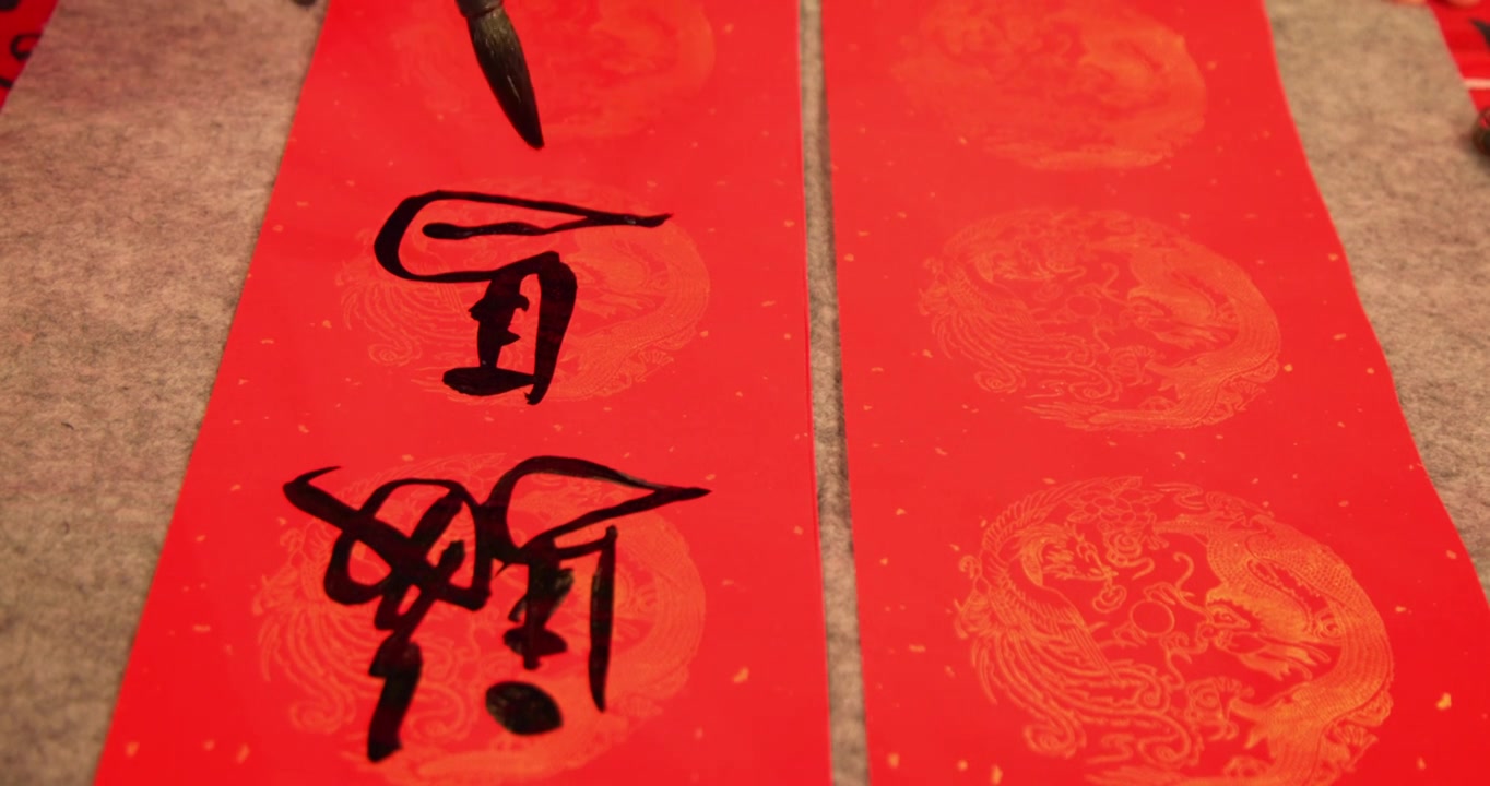 马年写春联骏马奔腾喜庆氛围写毛笔字慢动作视频素材画面4