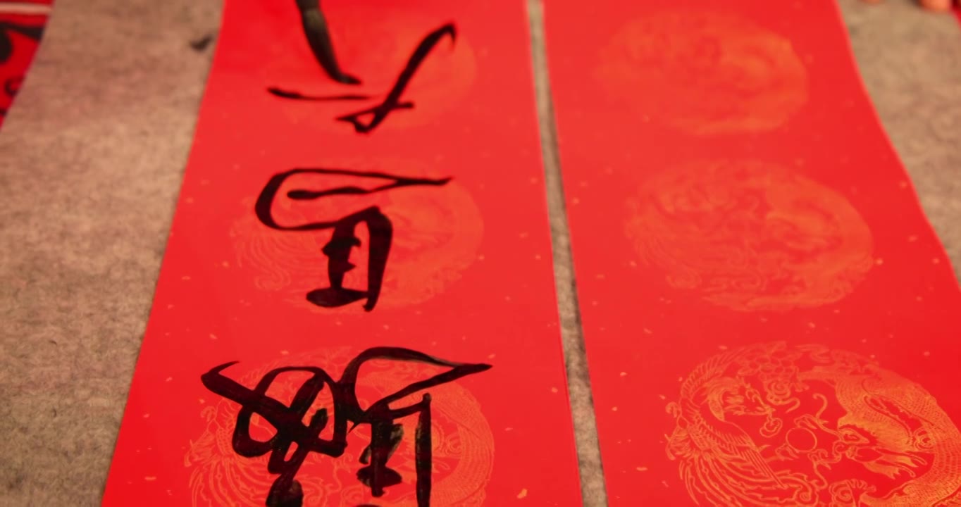 马年写春联骏马奔腾喜庆氛围写毛笔字慢动作视频素材画面1