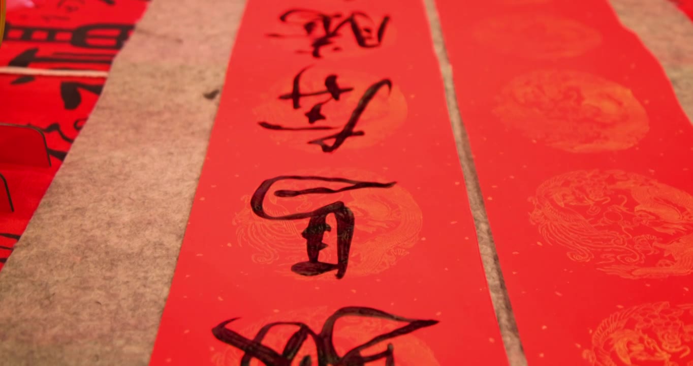 马年写春联骏马奔腾喜庆氛围写毛笔字慢动作视频素材画面1