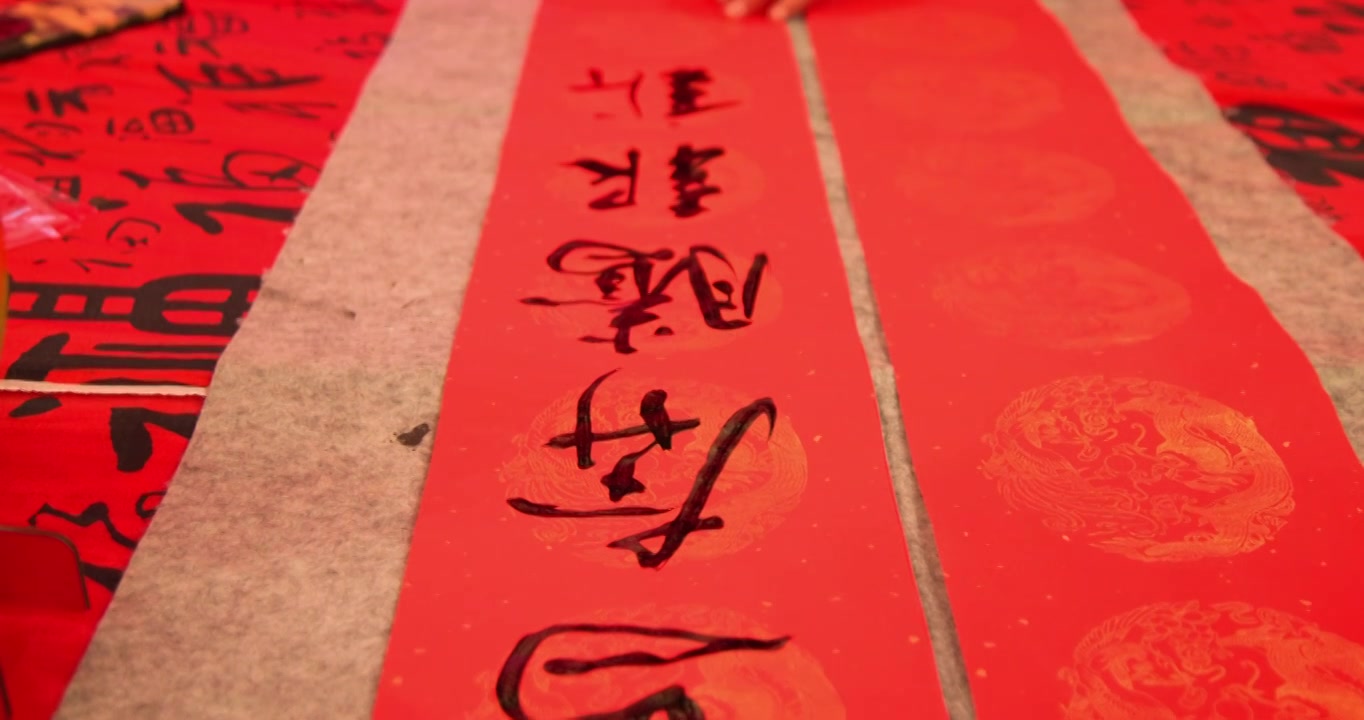 马年写春联骏马奔腾喜庆氛围写毛笔字慢动作视频素材画面3