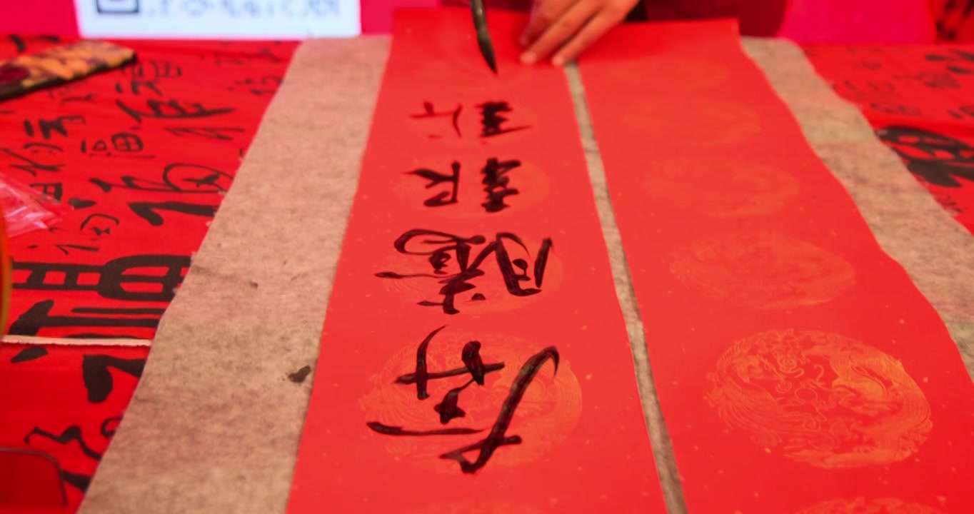 马年写春联骏马奔腾喜庆氛围写毛笔字慢动作视频素材画面4