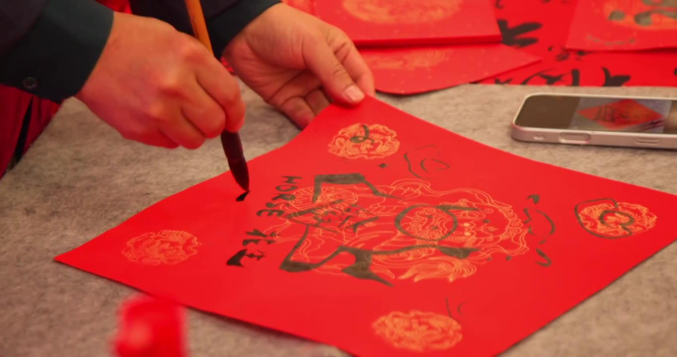迎新年红纸上用毛笔写福字慢动作视频素材画面1