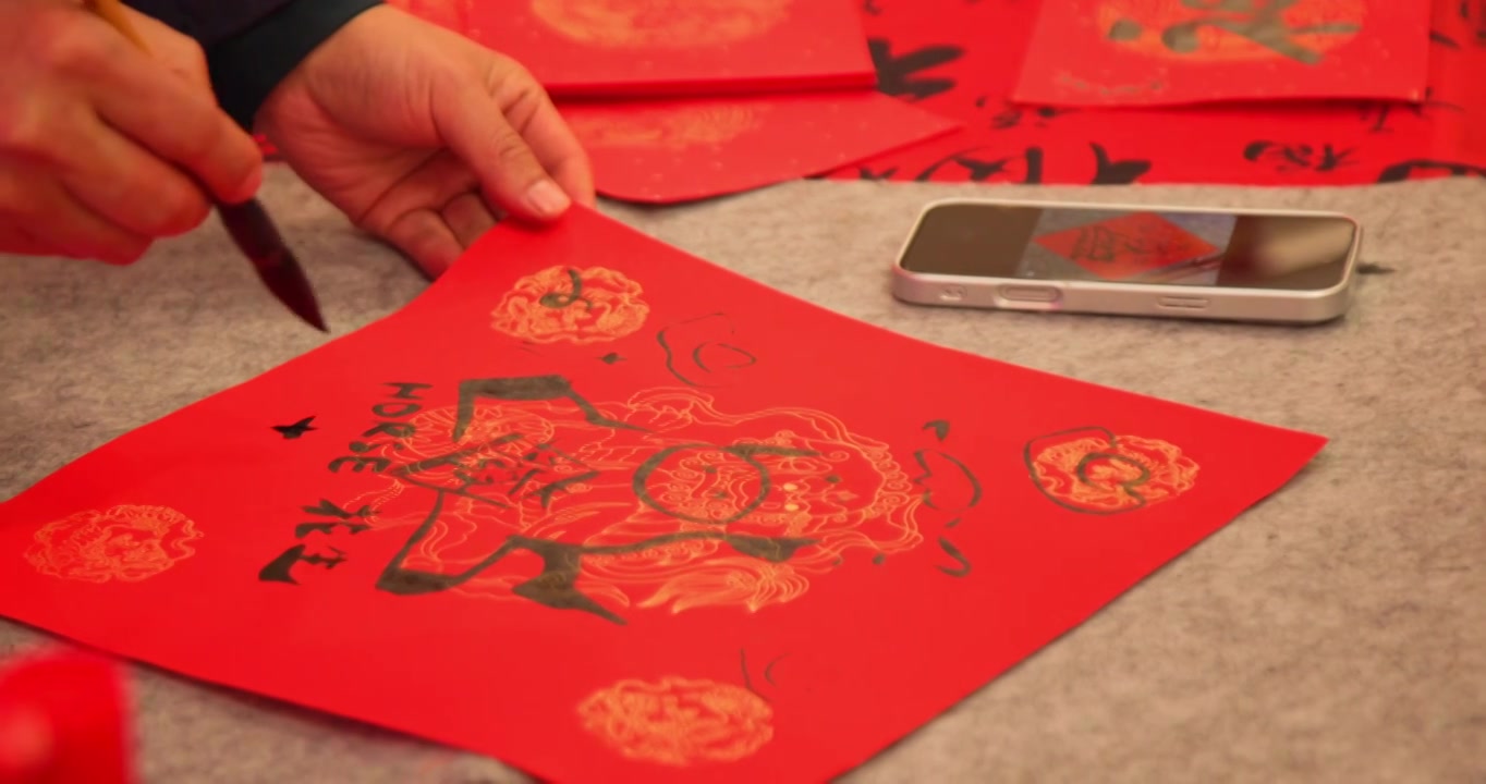 迎新年红纸上用毛笔写福字慢动作视频素材画面3