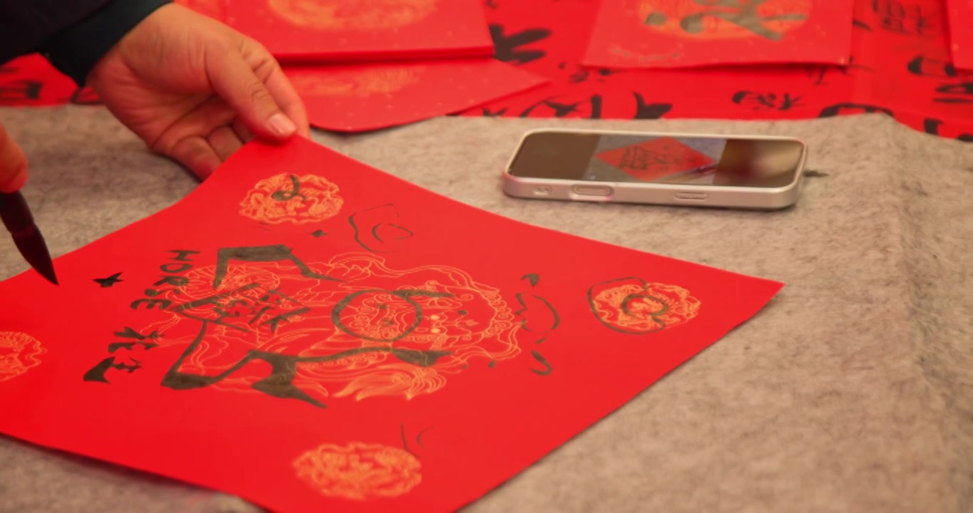 迎新年红纸上用毛笔写福字慢动作视频素材画面4