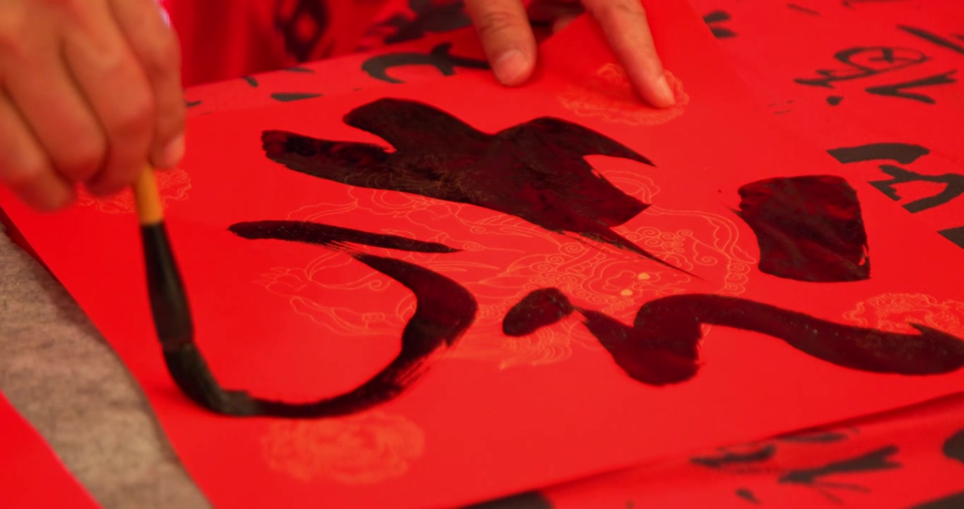 迎新年红纸上用毛笔写福字慢动作视频素材画面3