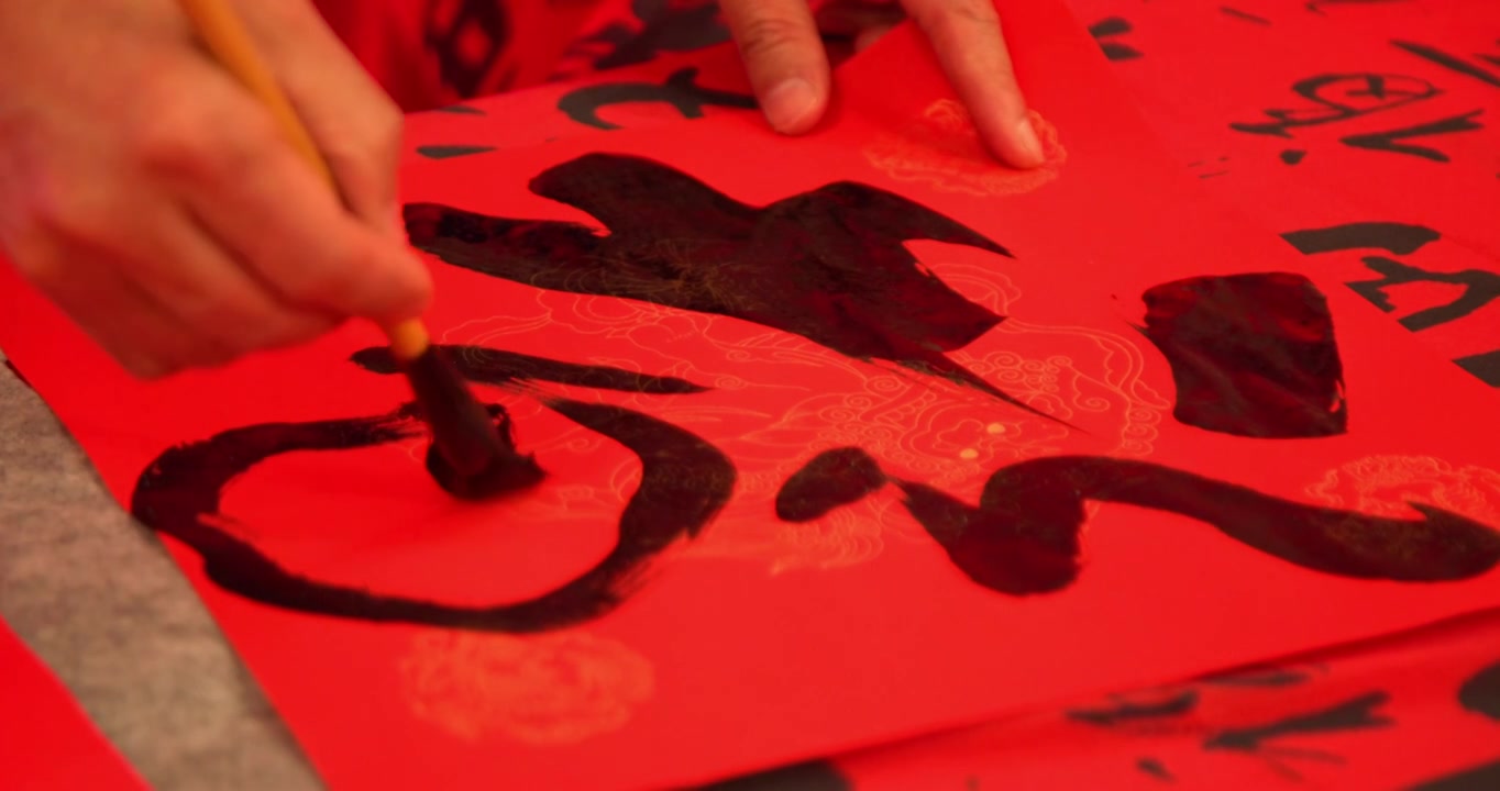 迎新年红纸上用毛笔写福字慢动作视频素材画面4
