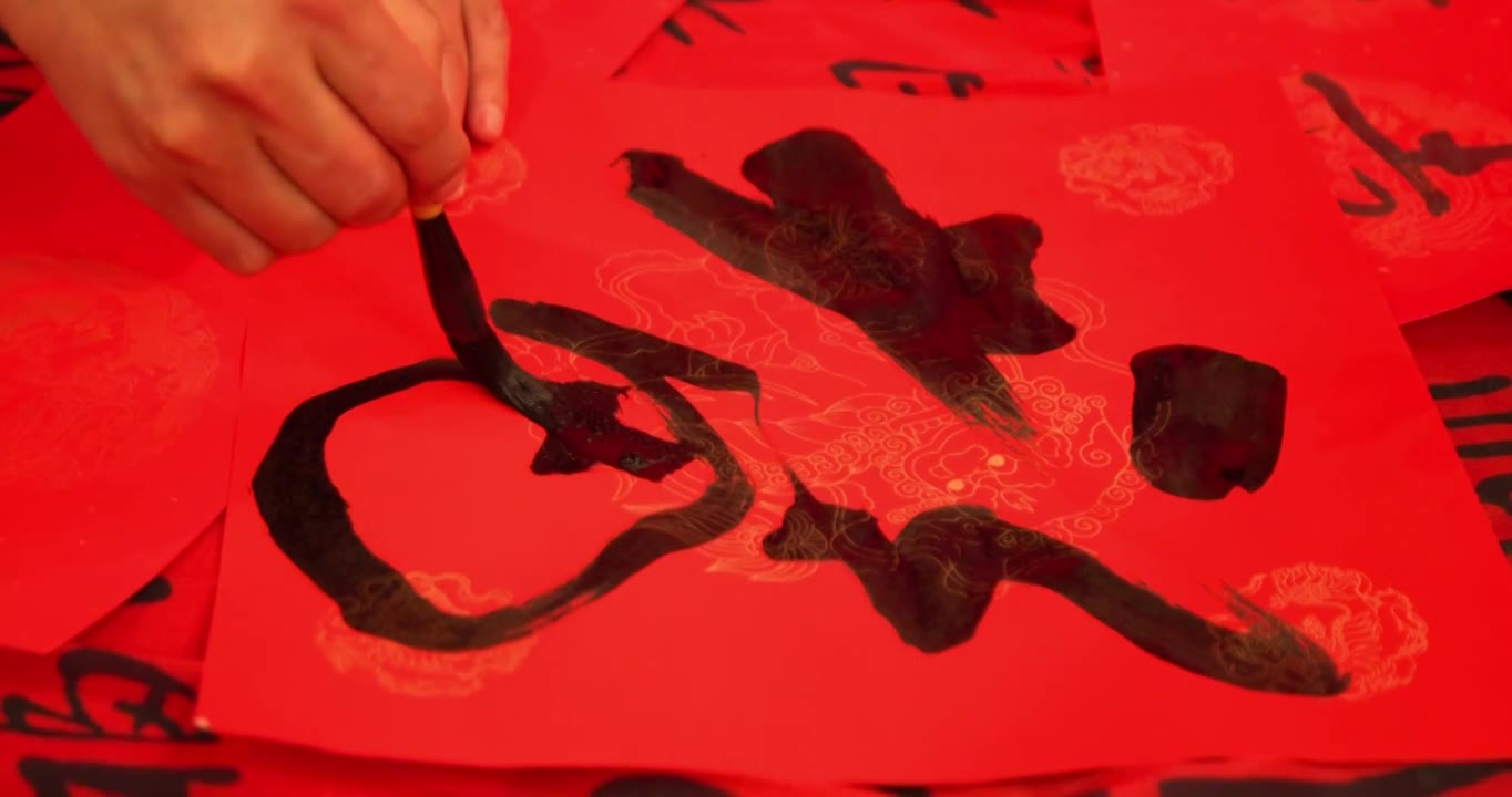 迎新年红纸上用毛笔写福字慢动作视频素材画面1